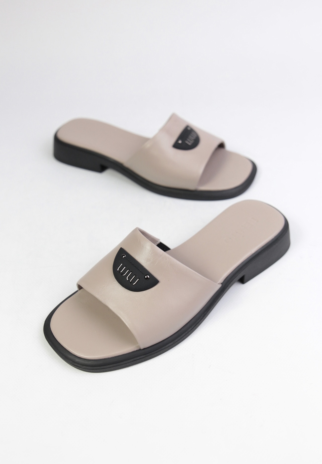 картинка Шлепанцы кожаные Benito от магазина Pratik