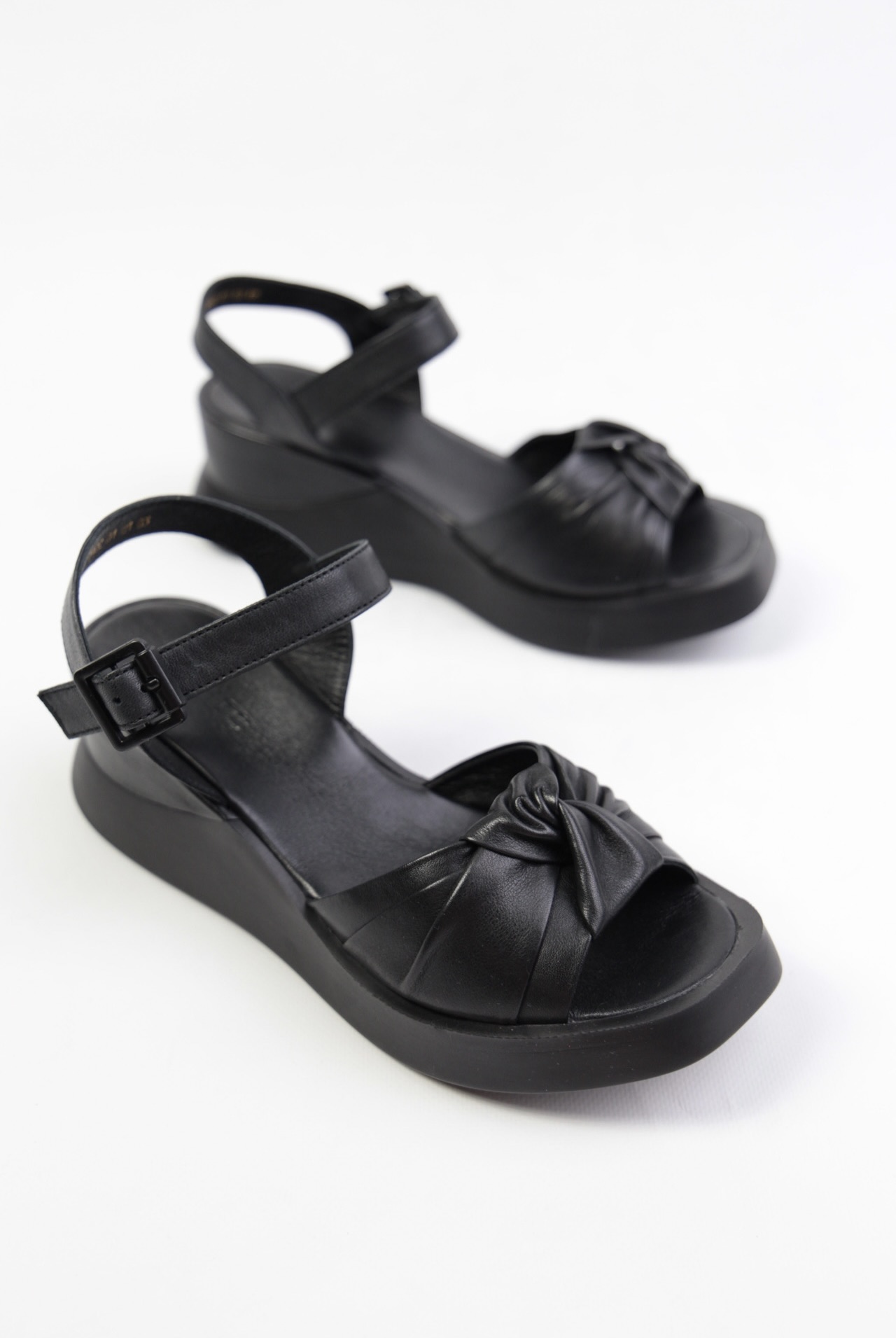 картинка Босоножки кожаные Benito от магазина Pratik