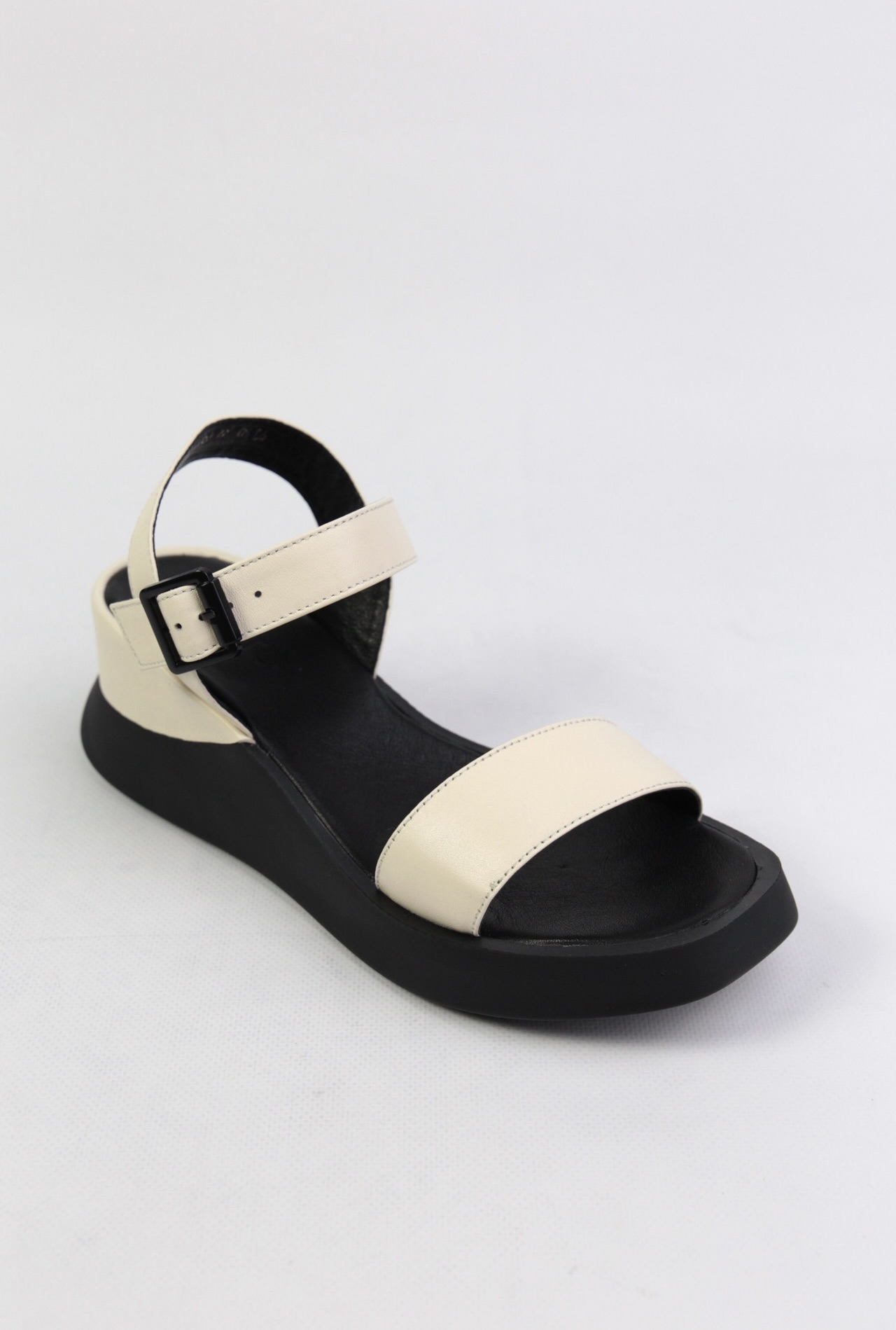 картинка Босоножки кожаные Benito от магазина Pratik