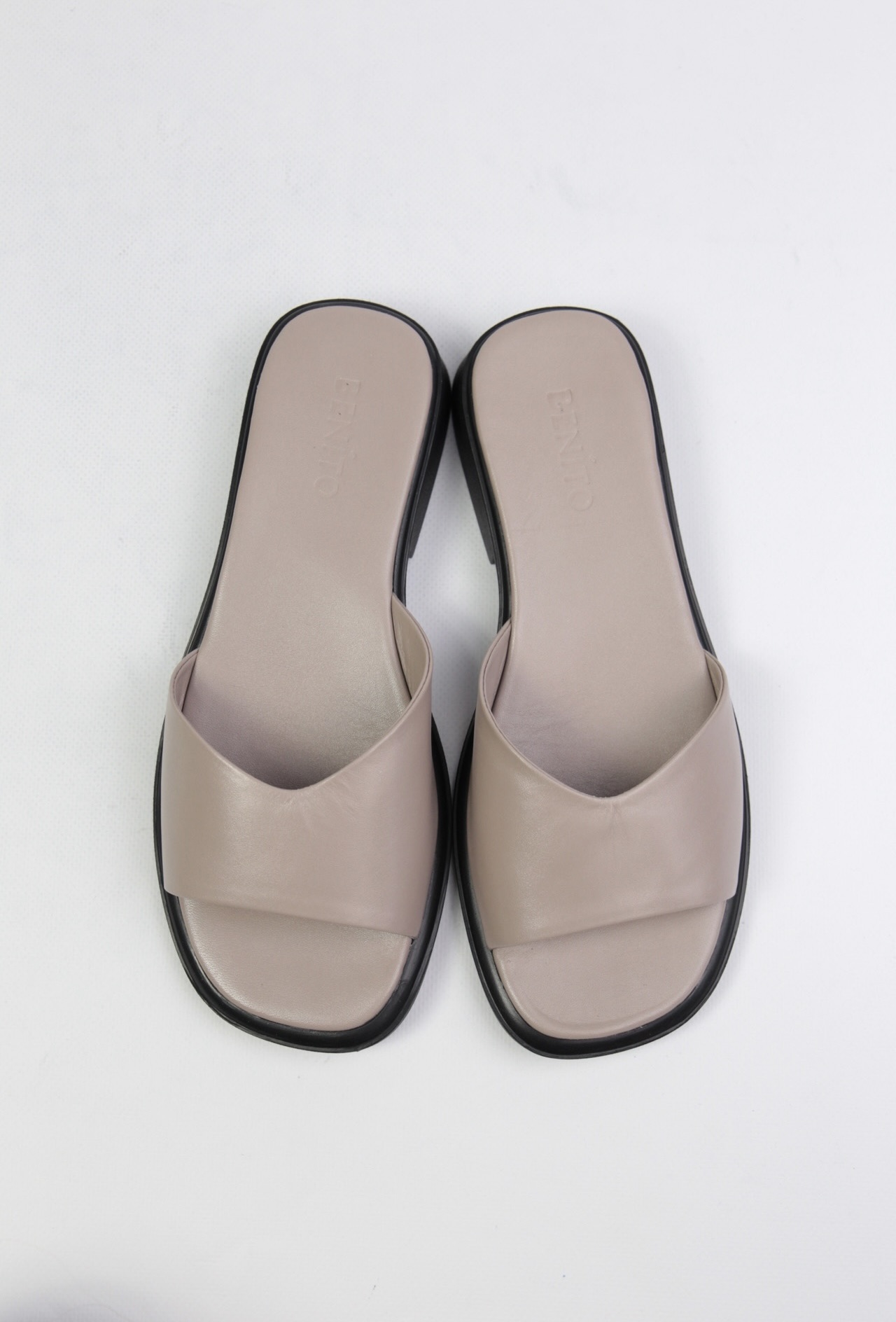 картинка Шлепанцы кожаные Benito от магазина Pratik