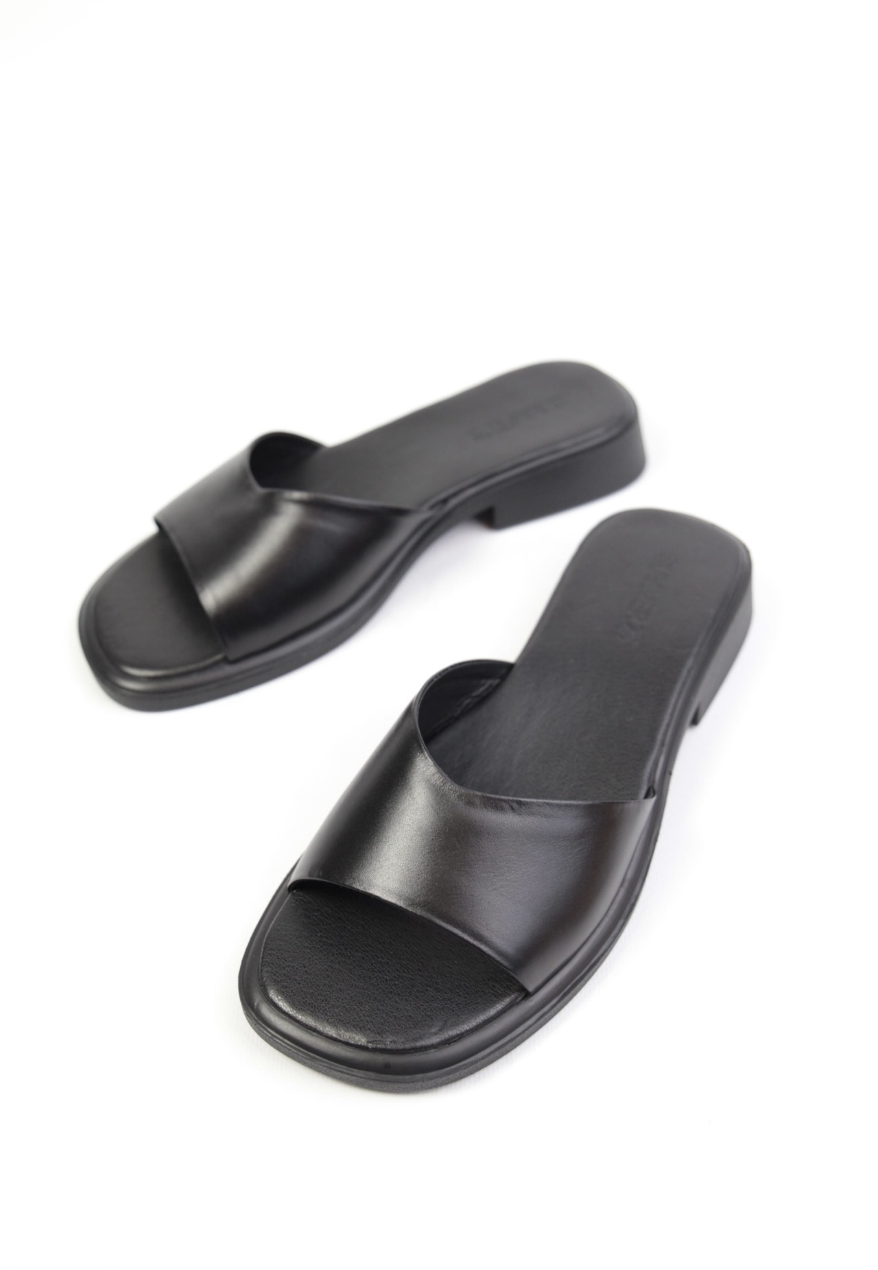 картинка Шлепанцы кожаные Benito от магазина Pratik