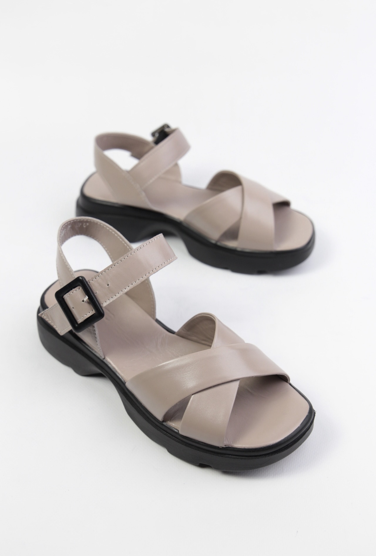 картинка Босоножки кожаные Benito от магазина Pratik