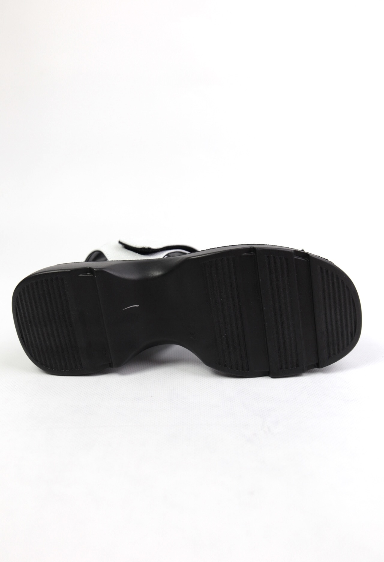 картинка Босоножки кожаные Benito от магазина Pratik