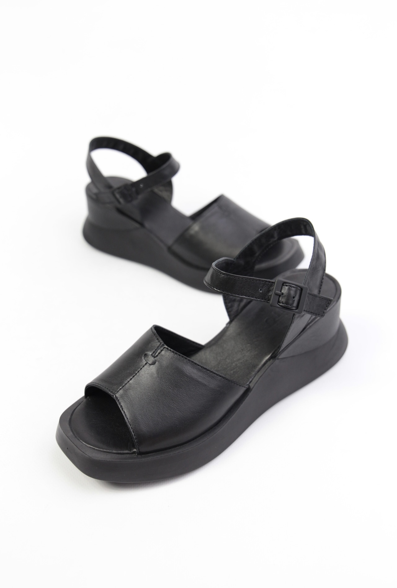 картинка Босоножки кожаные Benito от магазина Pratik