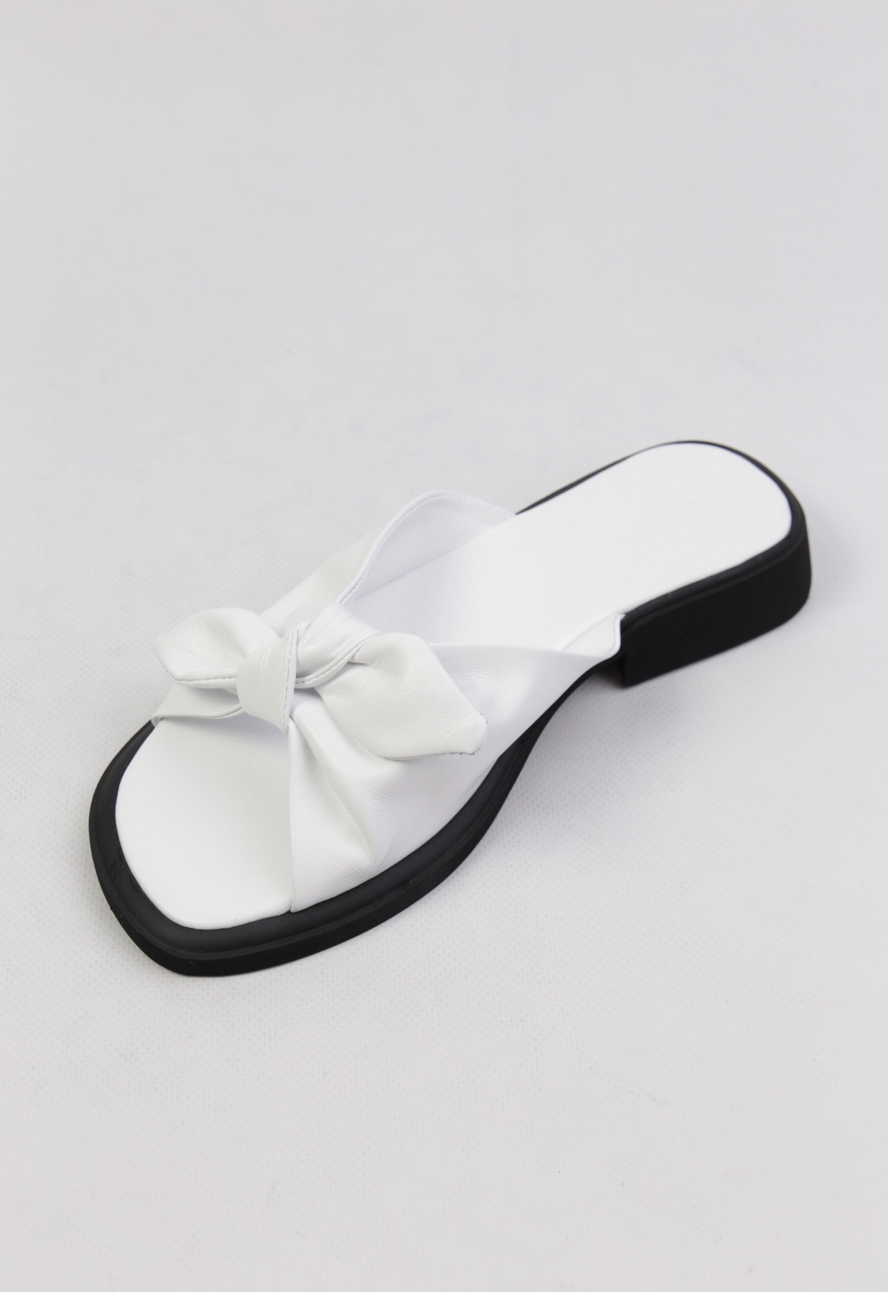 картинка Шлепанцы кожаные Benito от магазина Pratik