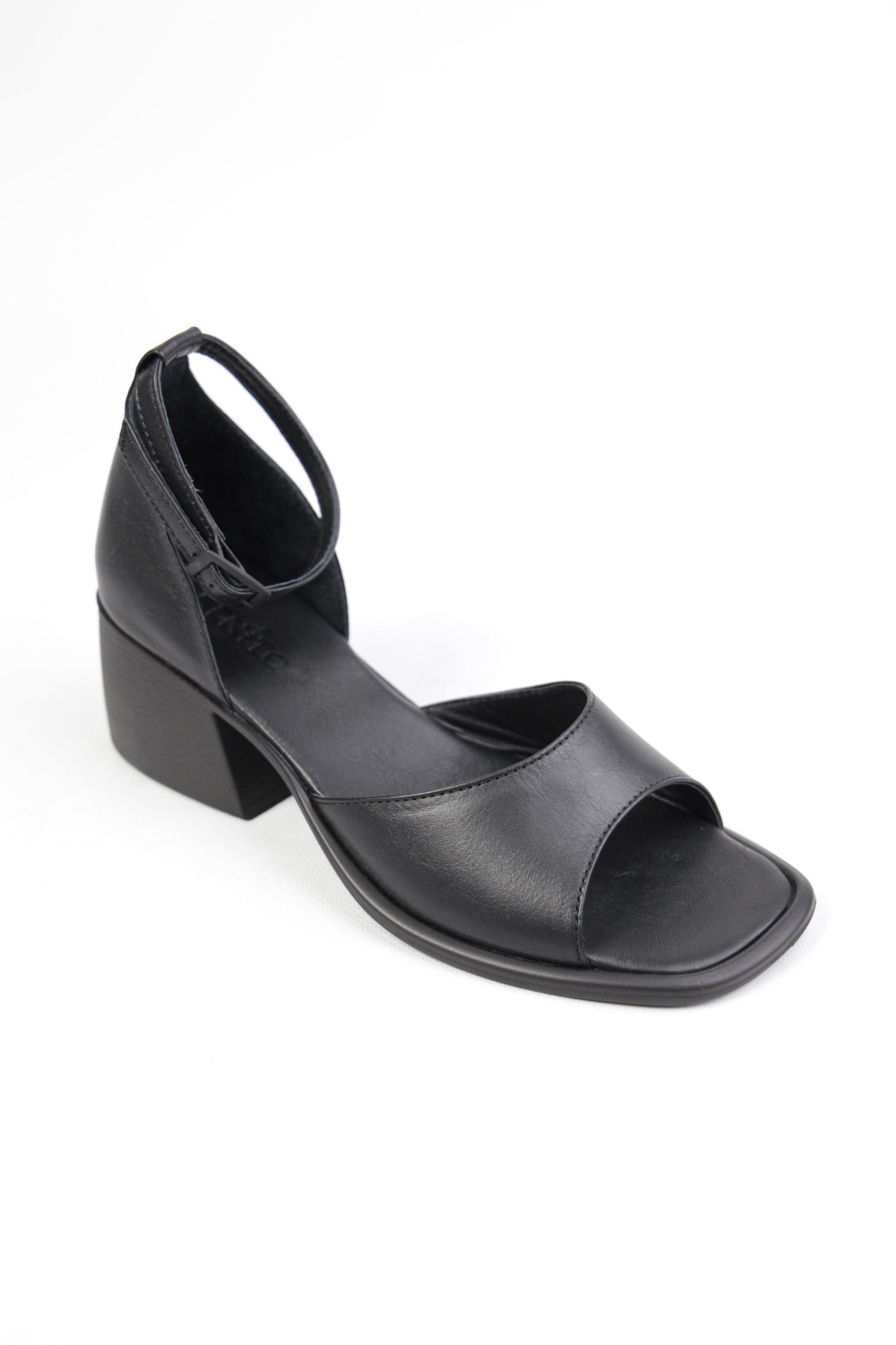 картинка Босоножки кожаные Benito от магазина Pratik