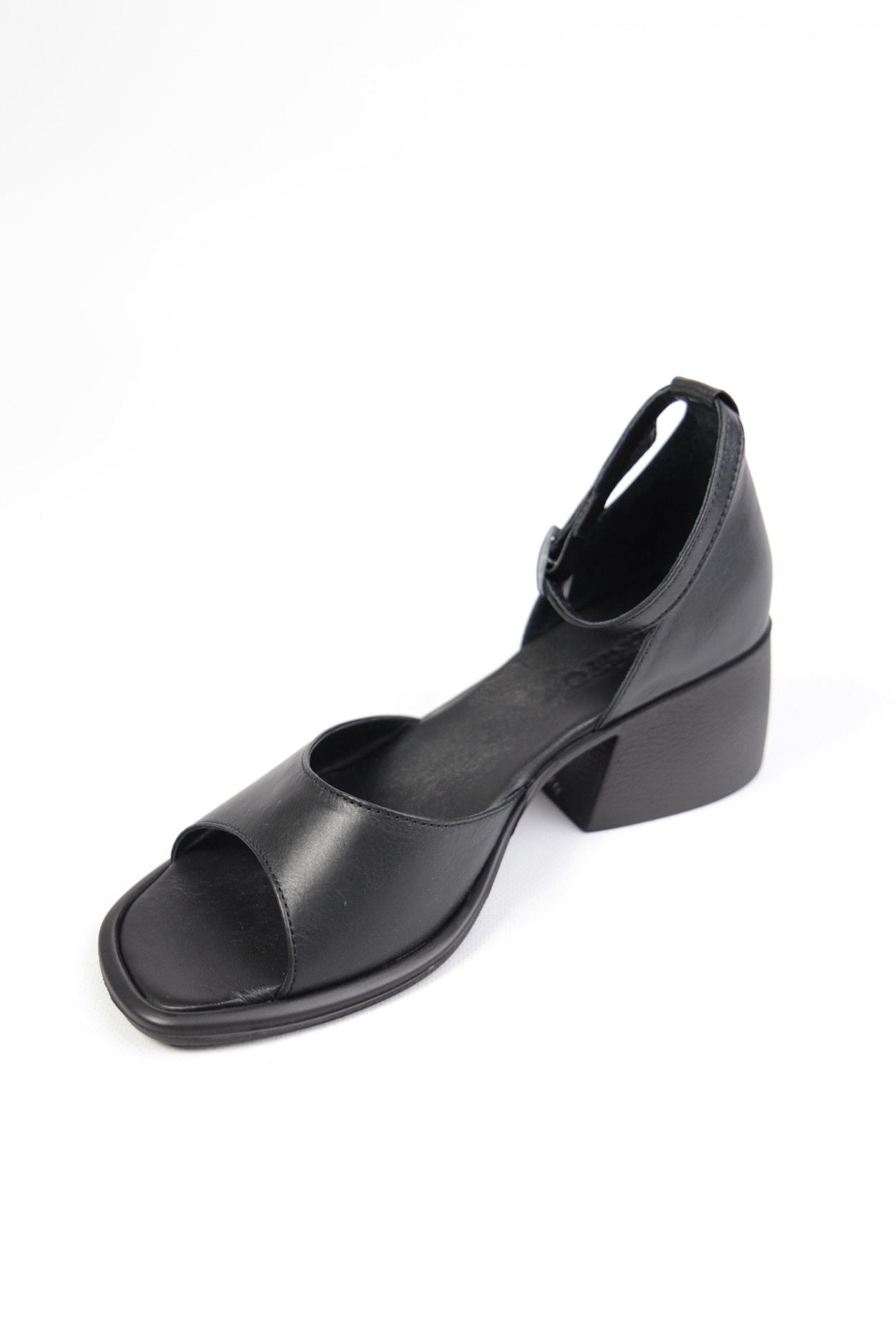 картинка Босоножки кожаные Benito от магазина Pratik