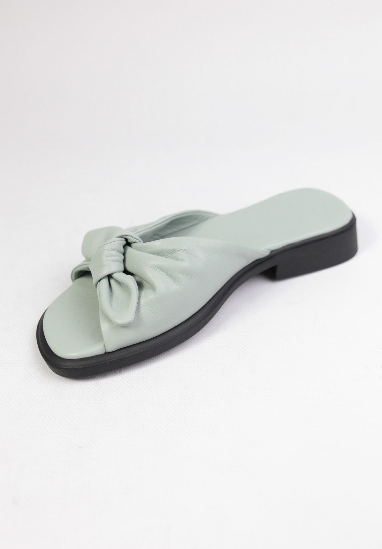 картинка Шлепанцы кожаные Benito от магазина Pratik