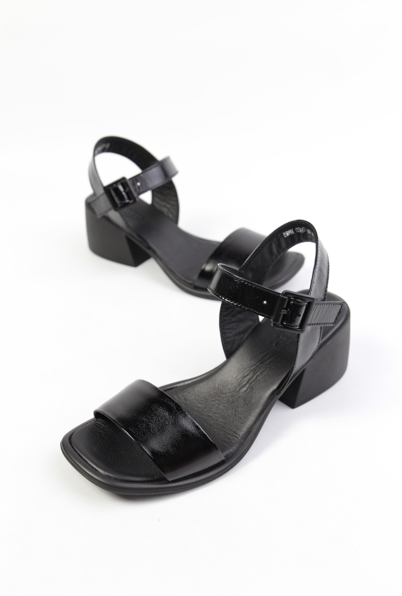 картинка Босоножки кожаные Benito от магазина Pratik