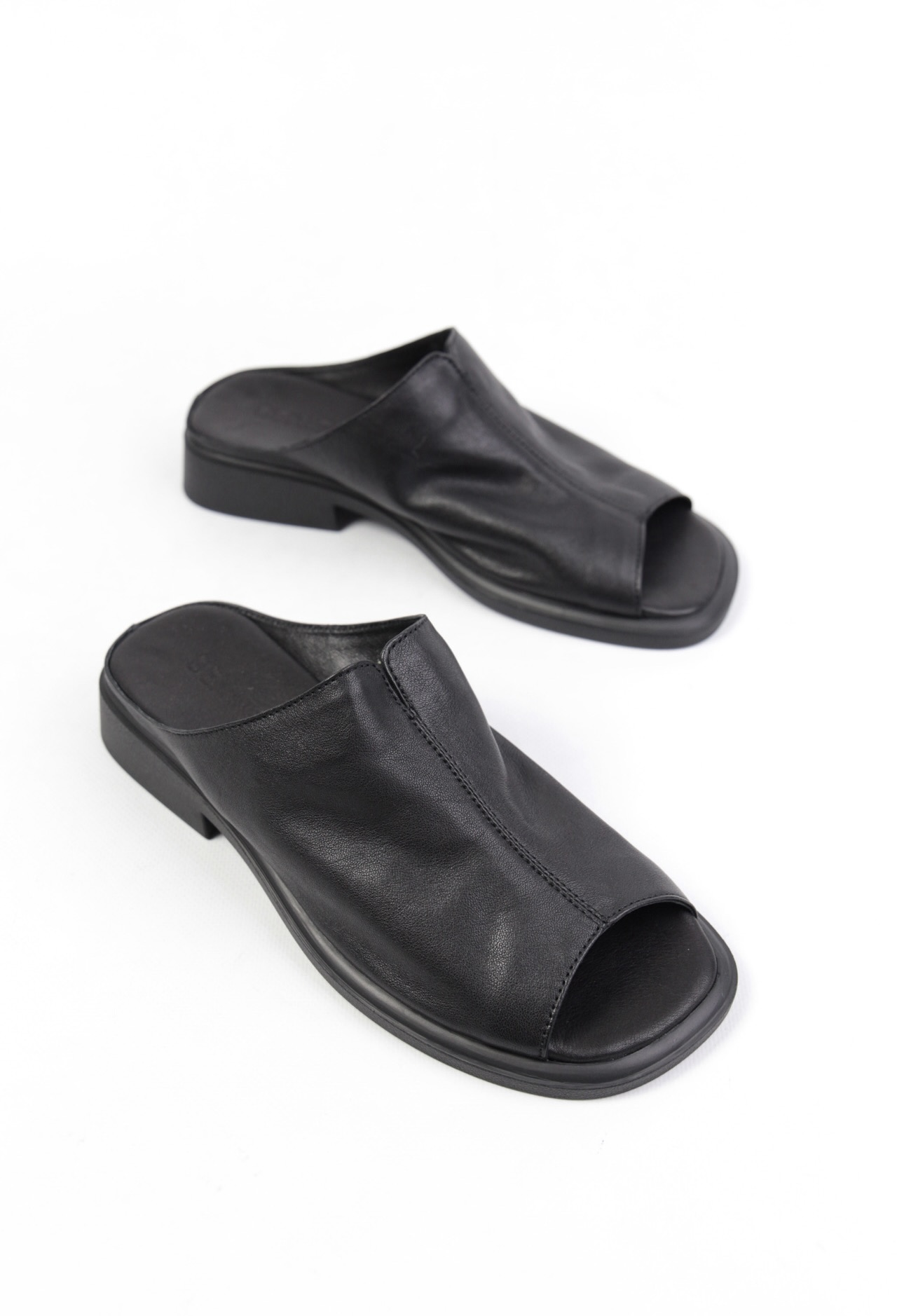 картинка Шлепанцы кожаные Benito от магазина Pratik