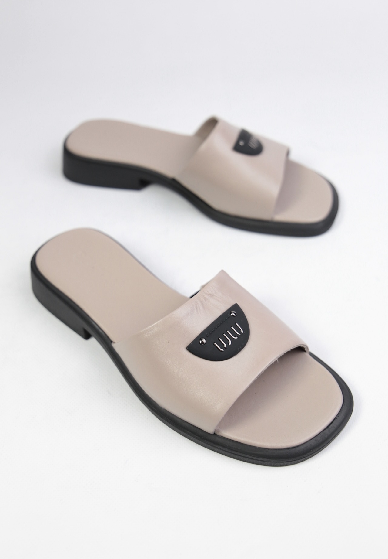 картинка Шлепанцы кожаные Benito от магазина Pratik