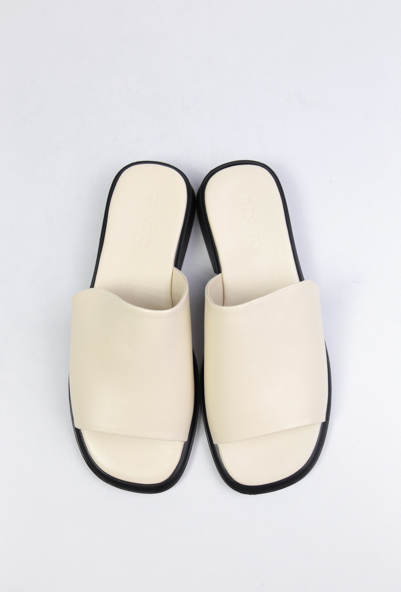 картинка Шлепанцы кожаные Benito от магазина Pratik