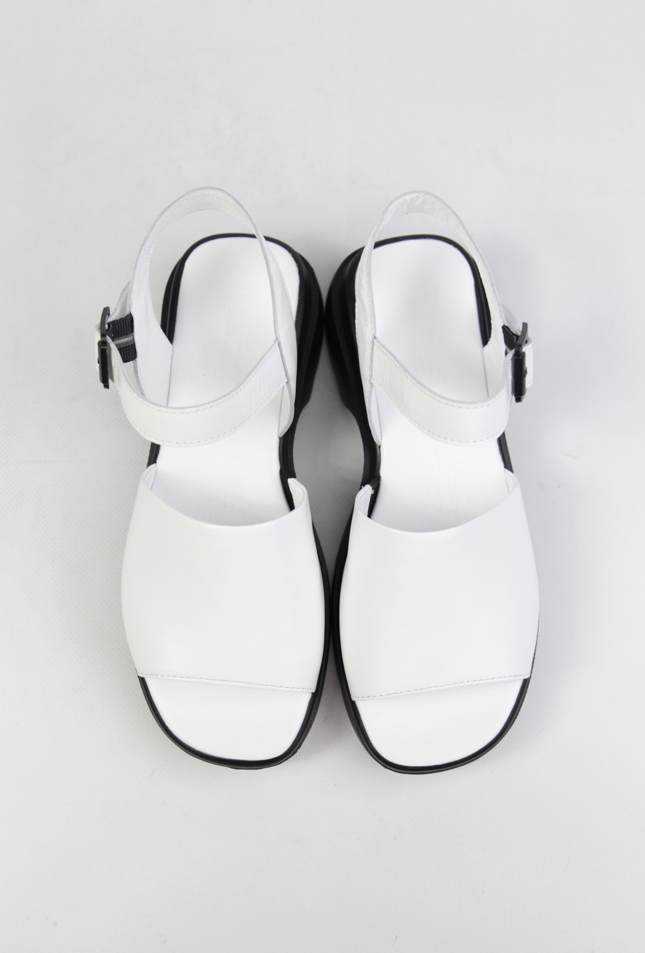 картинка Босоножки кожаные Benito от магазина Pratik