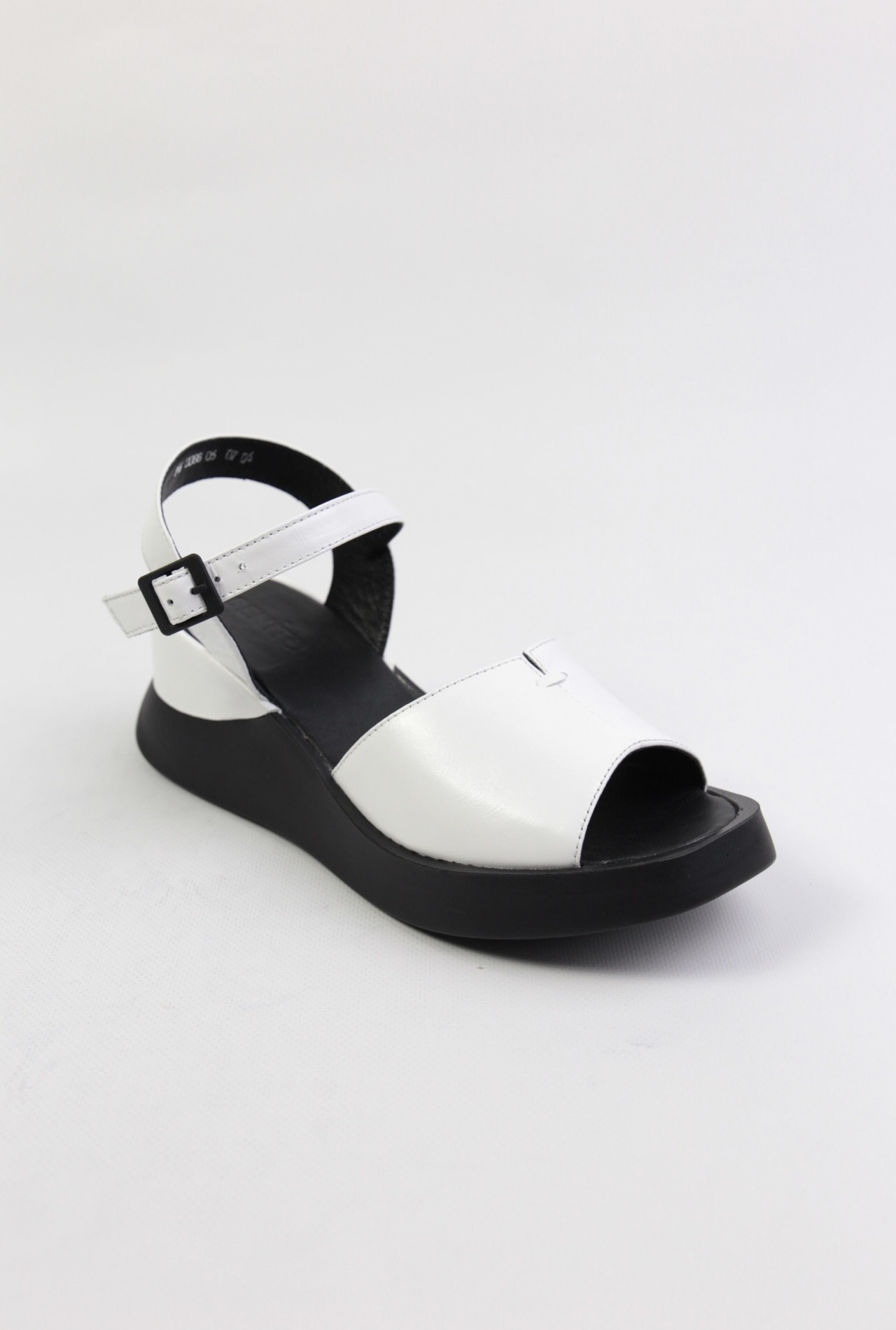 картинка Босоножки кожаные Benito от магазина Pratik