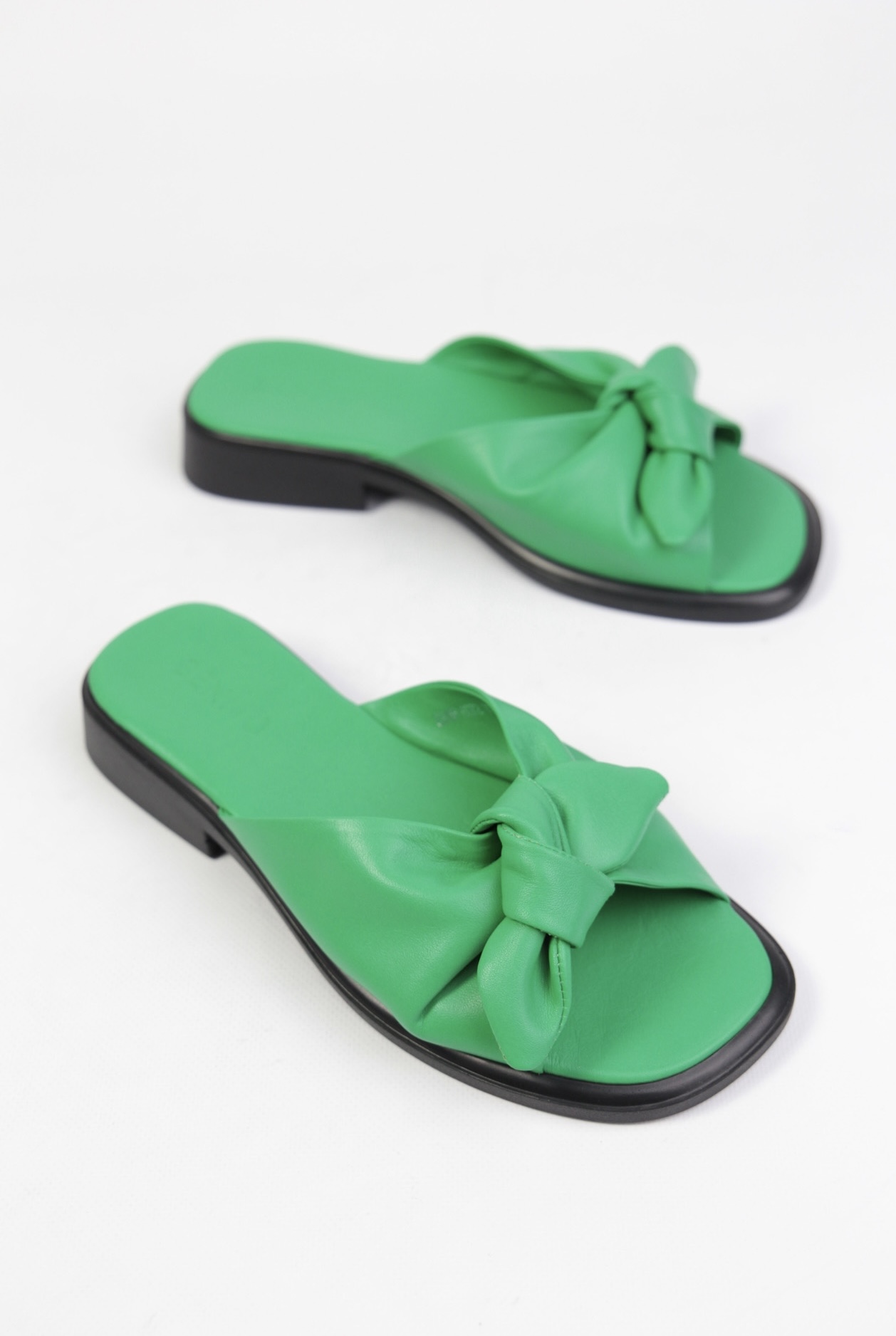 картинка Шлепанцы кожаные Benito от магазина Pratik