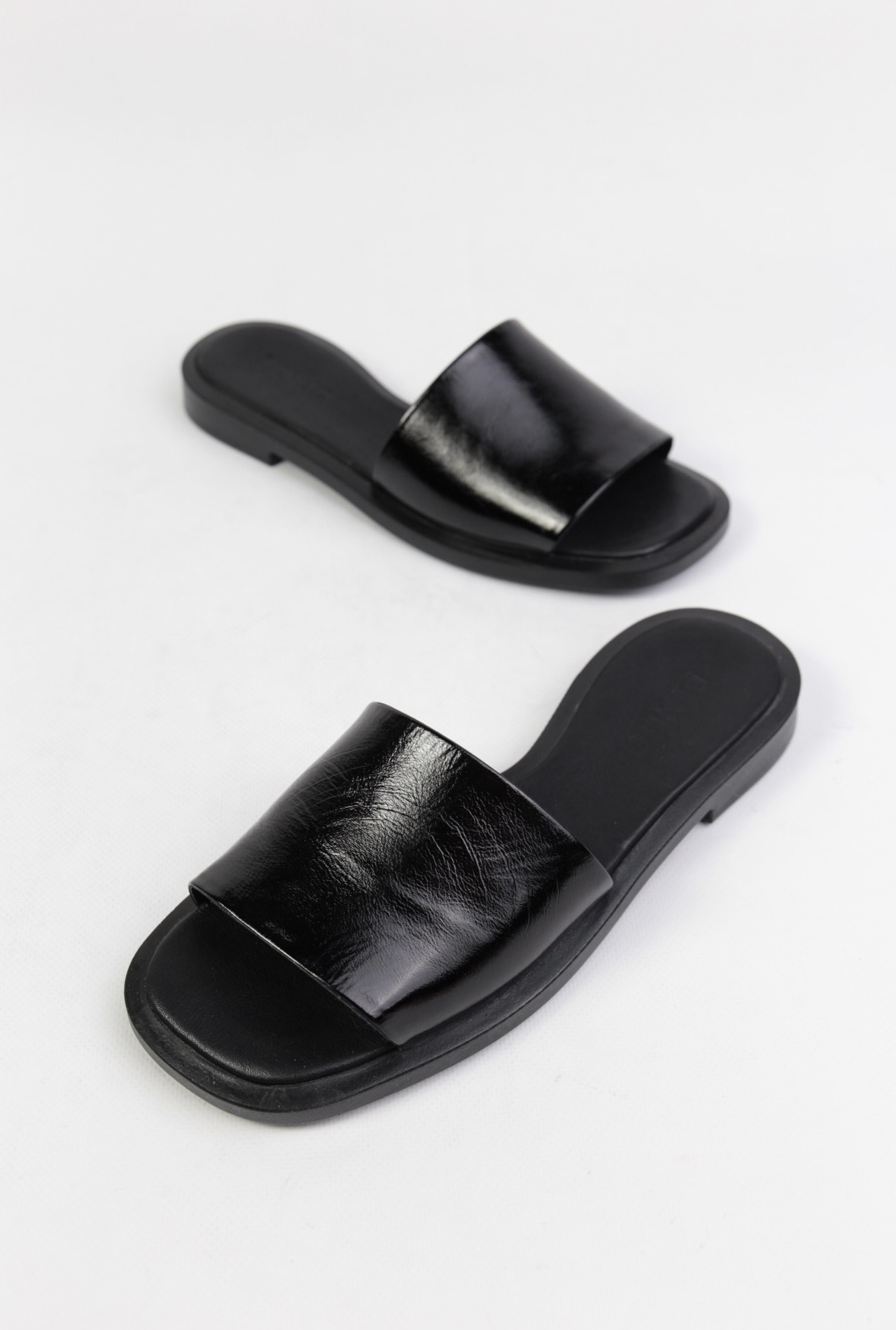 картинка Шлепанцы кожаные Benito от магазина Pratik