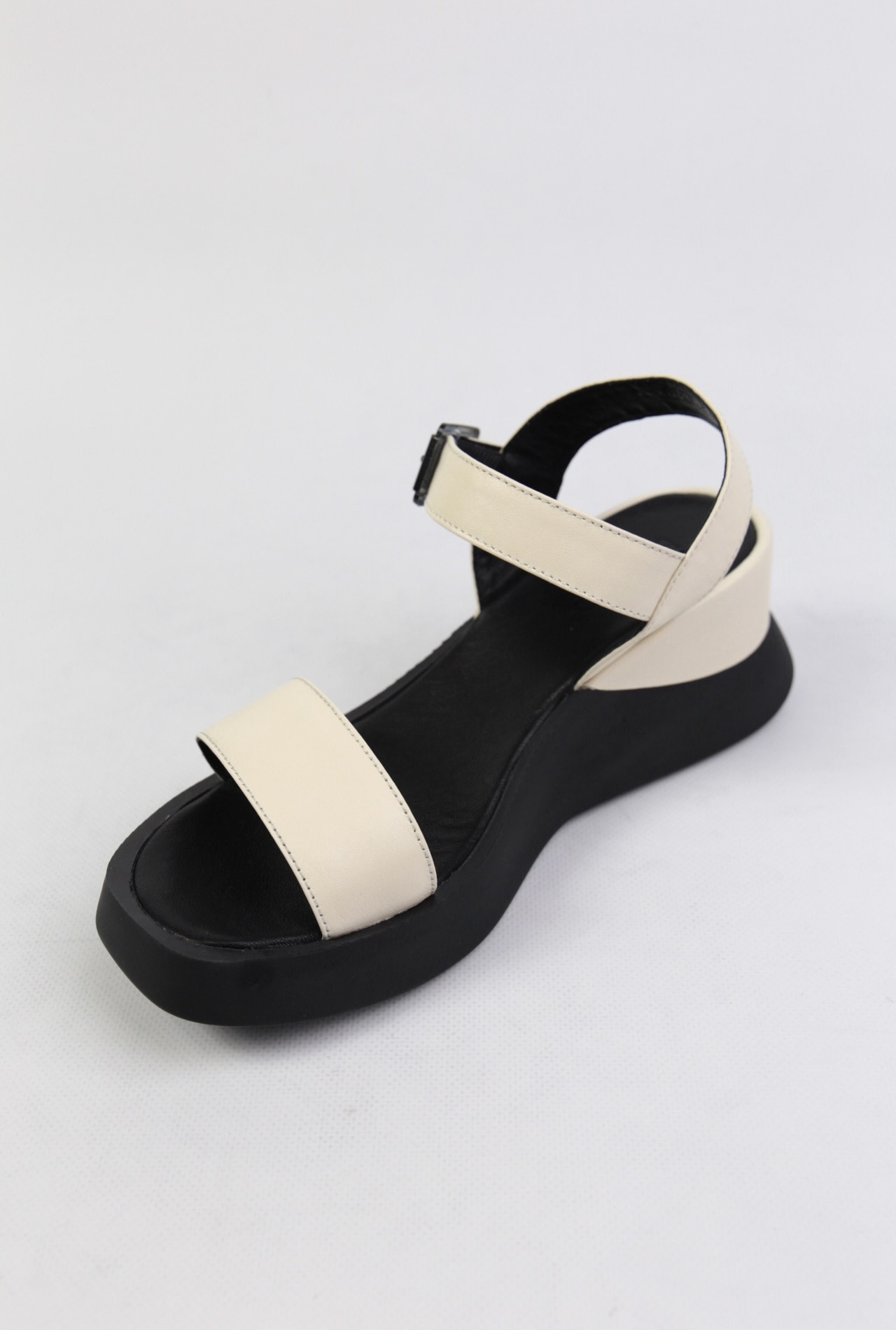 картинка Босоножки кожаные Benito от магазина Pratik