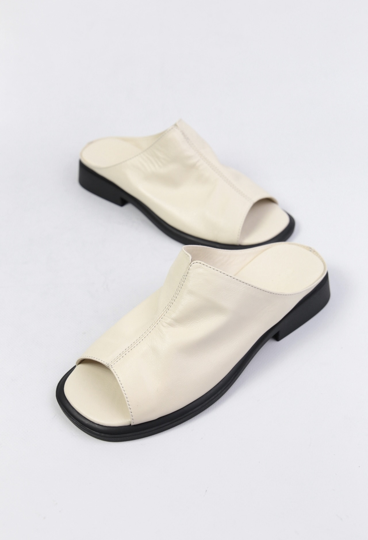 картинка Шлепанцы кожаные Benito от магазина Pratik