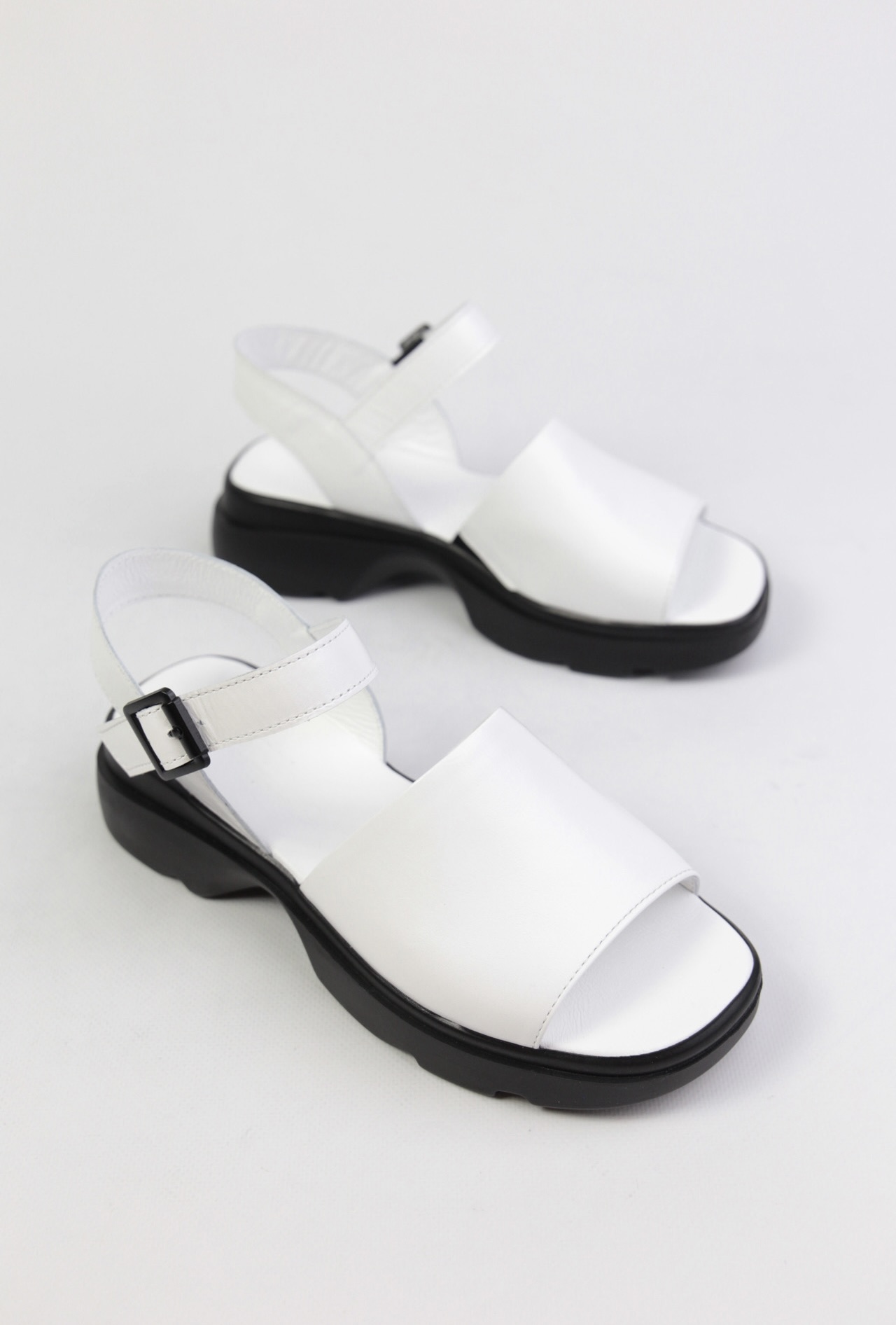 картинка Босоножки кожаные Benito от магазина Pratik