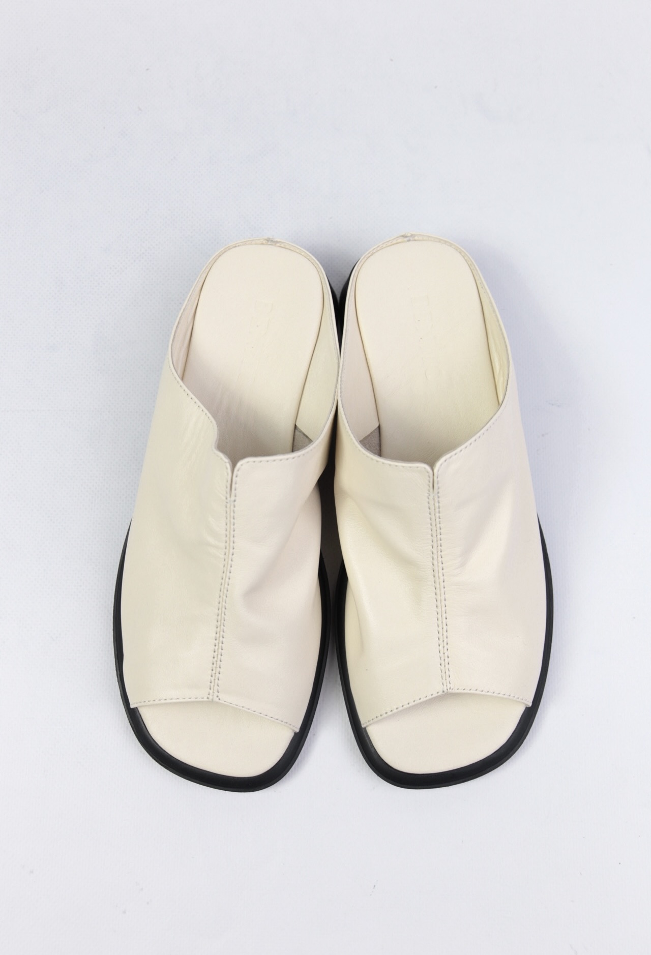 картинка Шлепанцы кожаные Benito от магазина Pratik