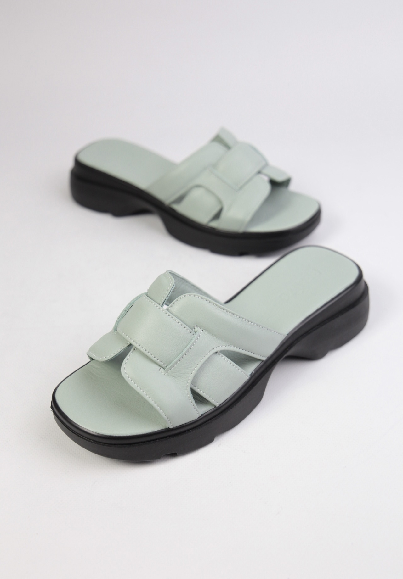 картинка Шлепанцы кожаные Benito от магазина Pratik