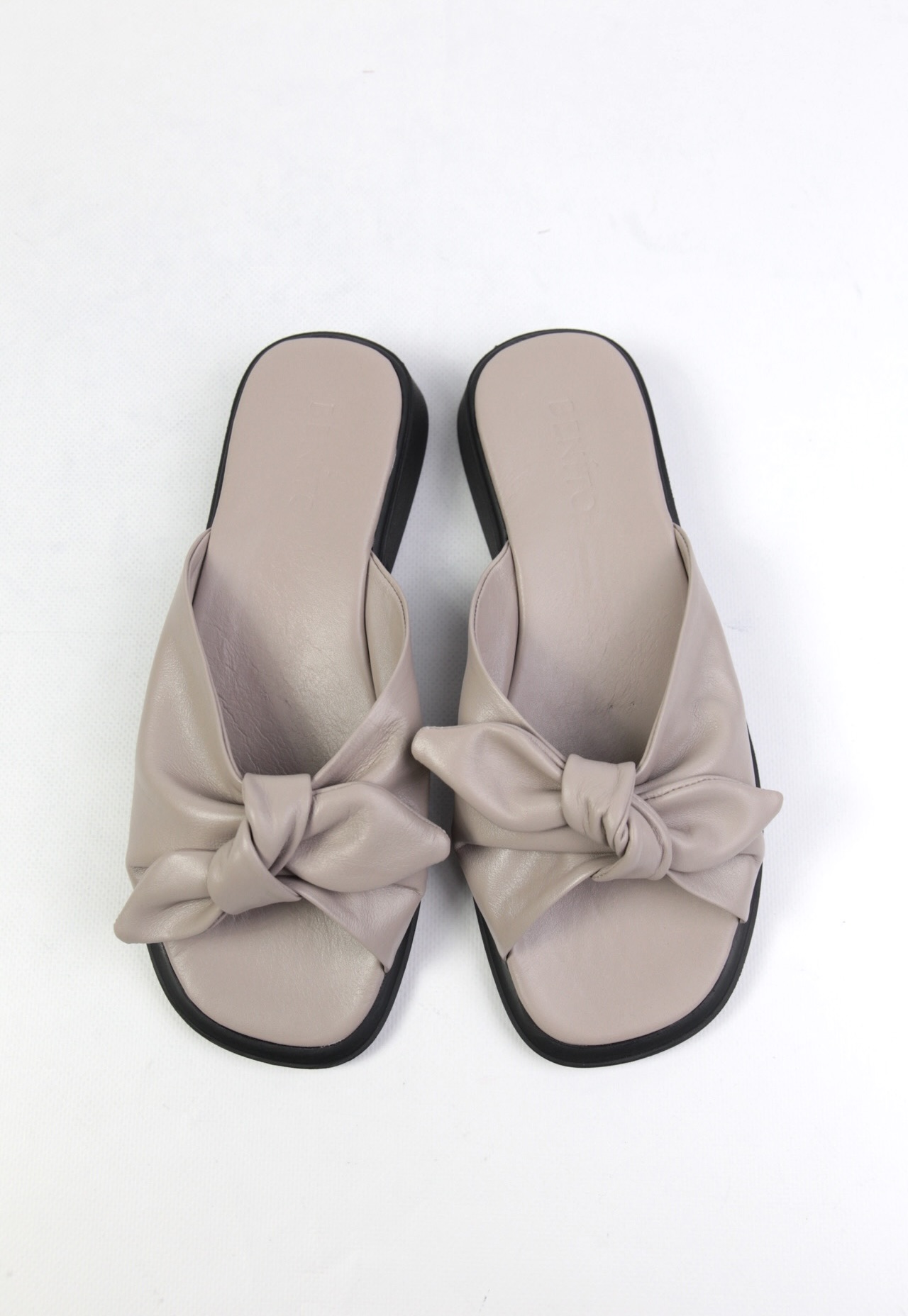 картинка Шлепанцы кожаные Benito от магазина Pratik