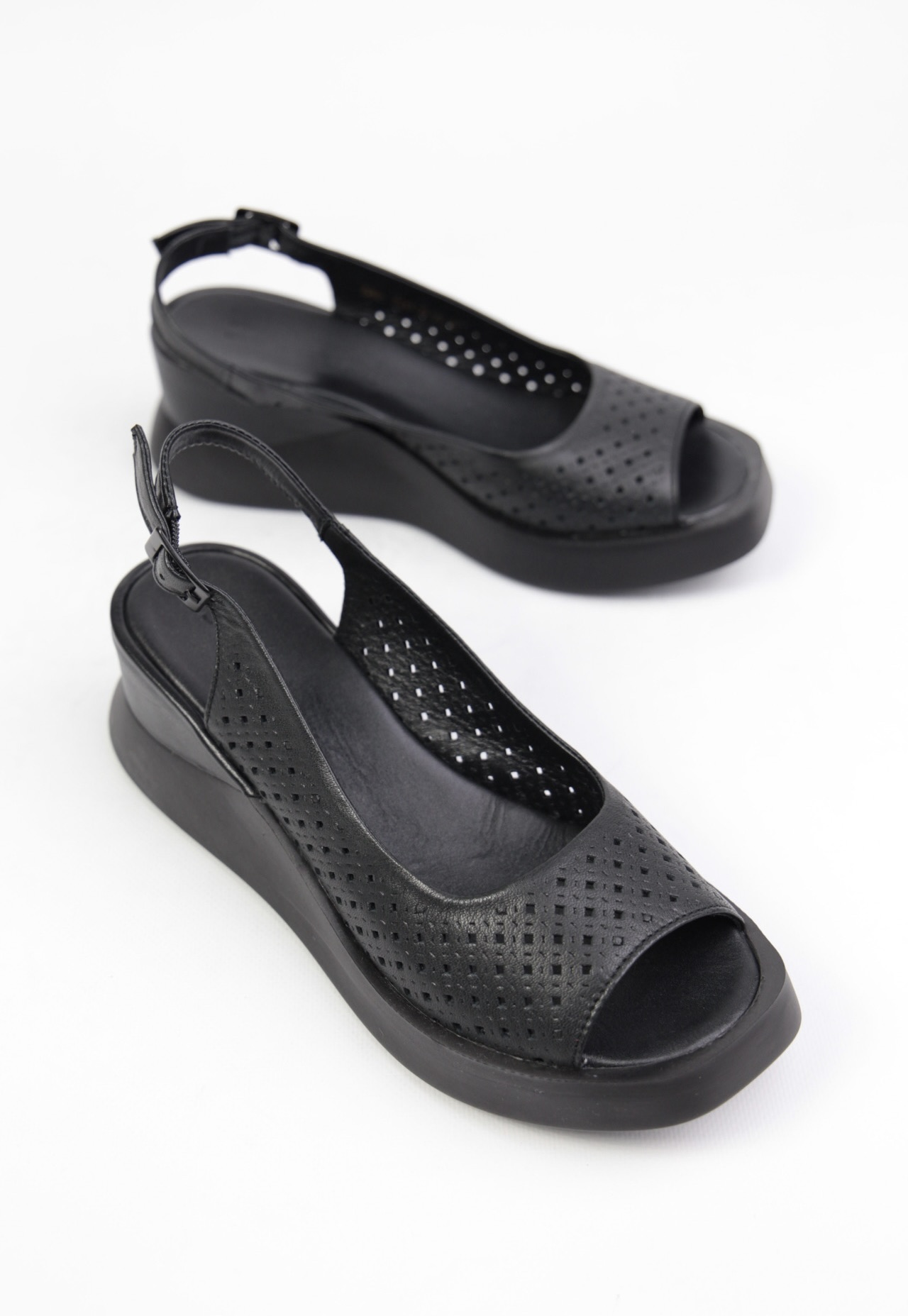 картинка Босоножки кожаные Benito от магазина Pratik