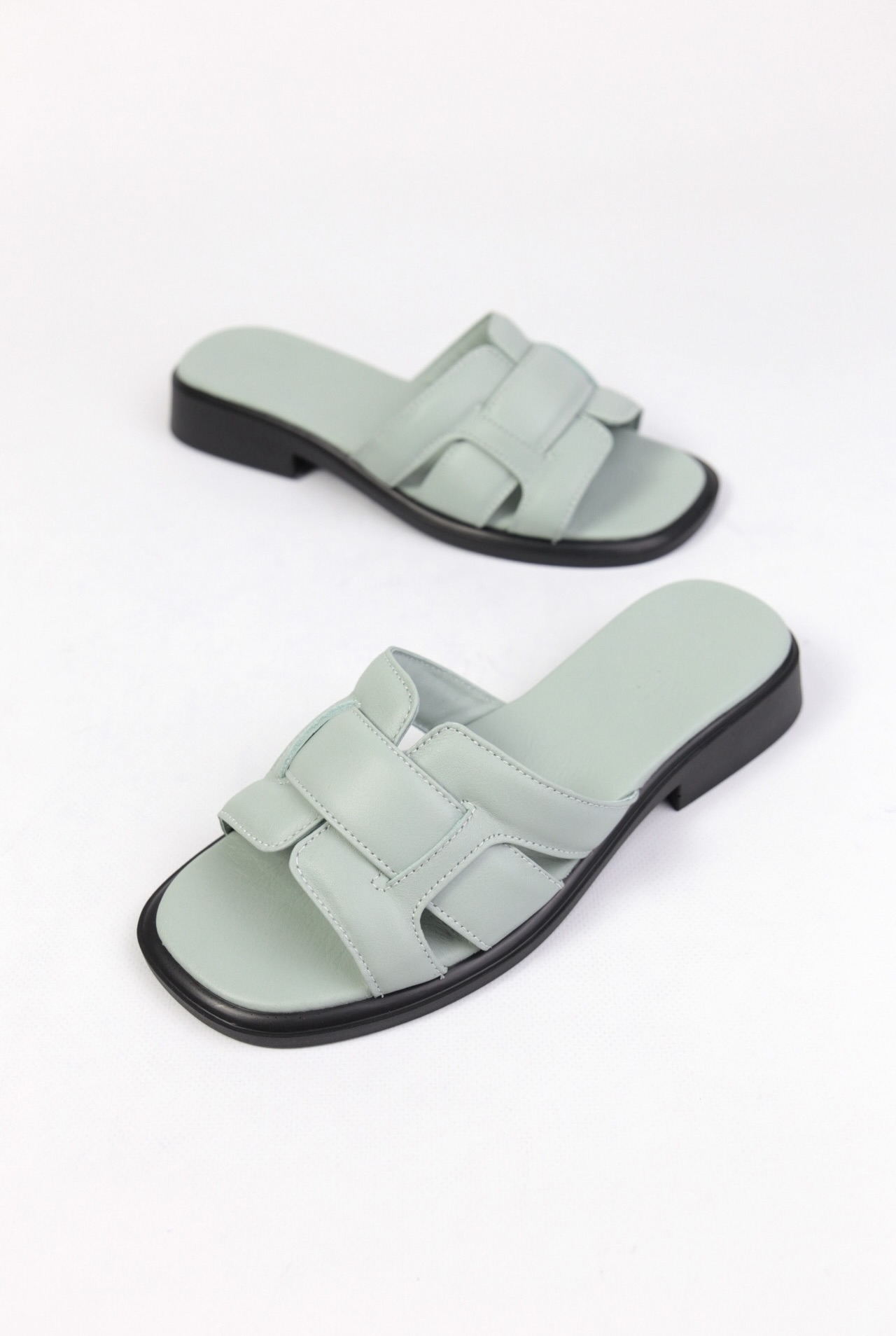 картинка Шлепанцы кожаные Benito от магазина Pratik