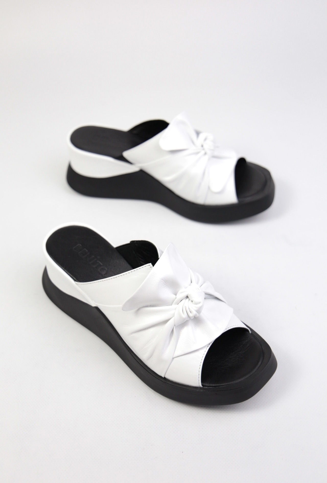 картинка Шлепанцы кожаные Benito от магазина Pratik