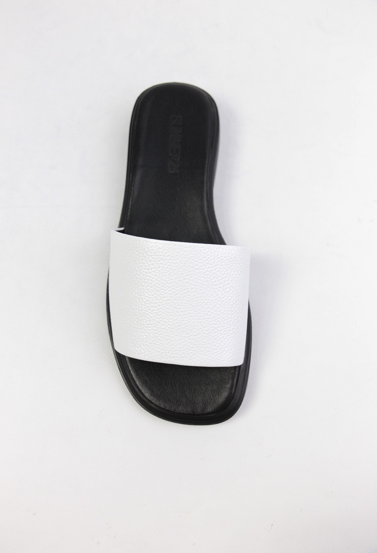 картинка Шлепанцы кожаные Benito от магазина Pratik