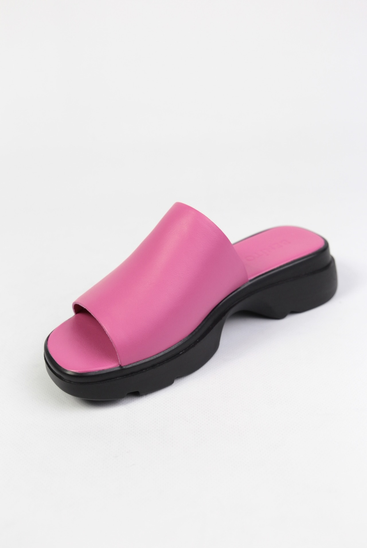 картинка Шлепанцы кожаные Benito от магазина Pratik