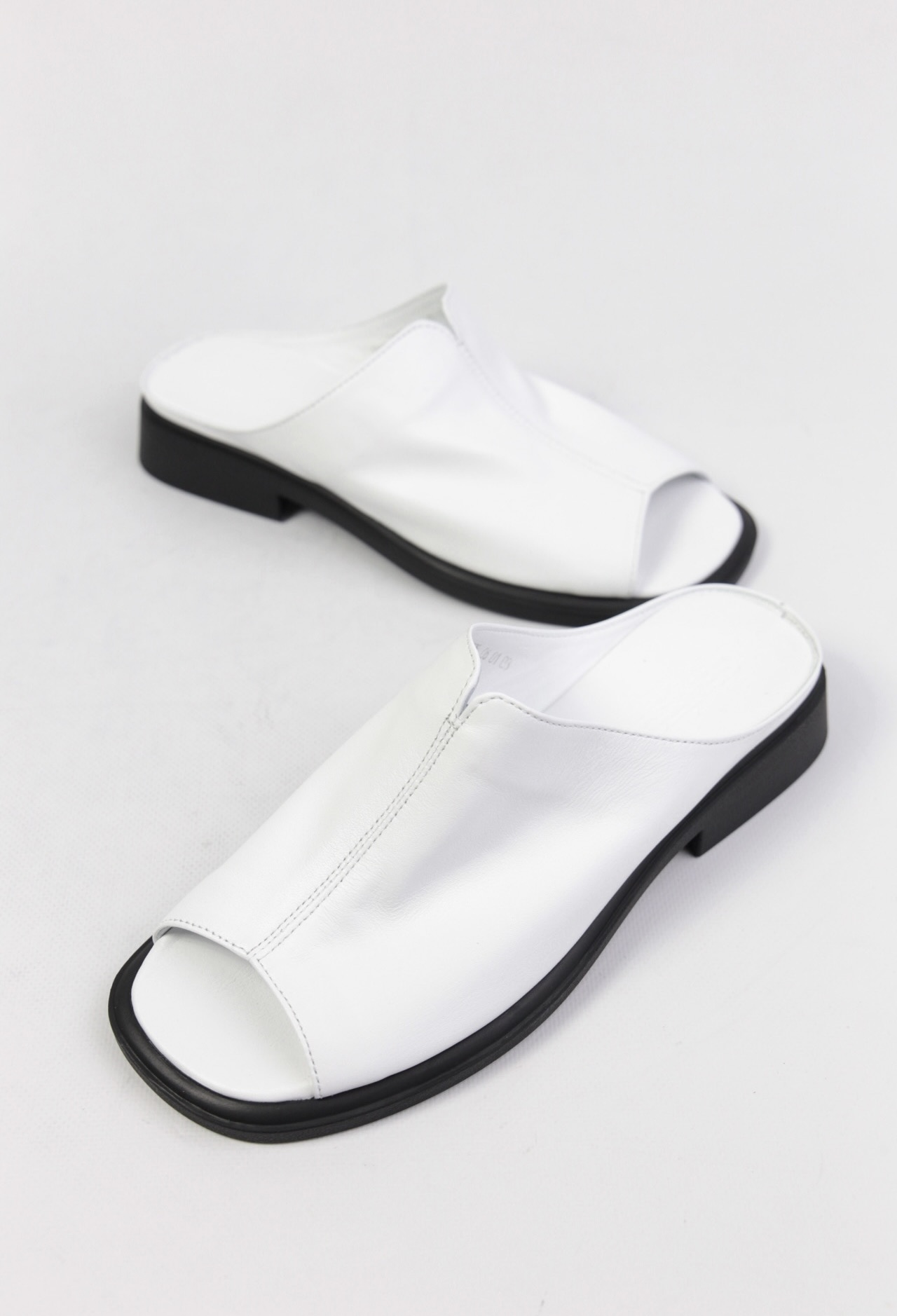 картинка Шлепанцы кожаные Benito от магазина Pratik