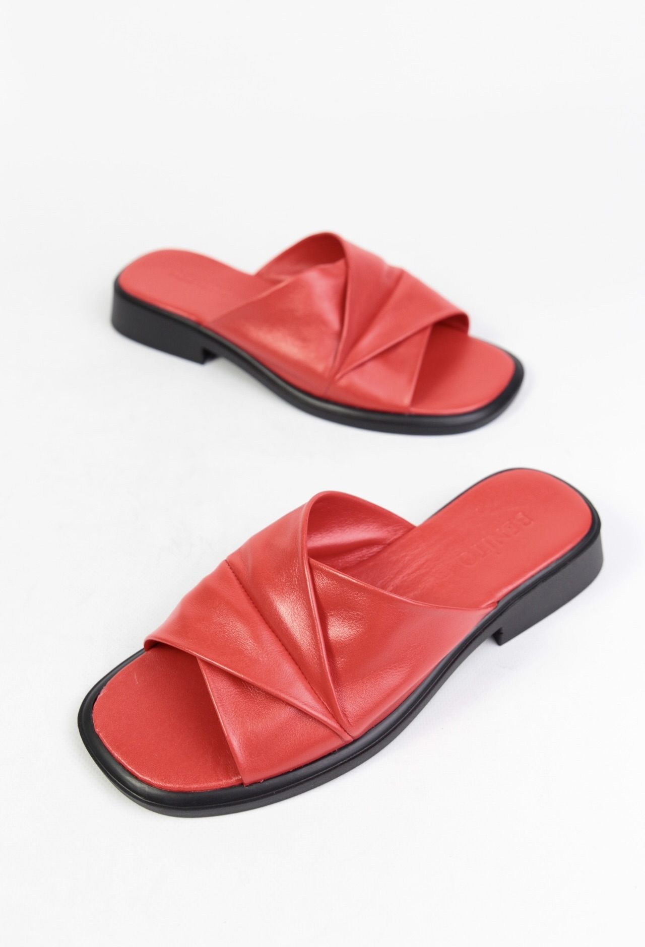 картинка Шлепанцы кожаные Benito от магазина Pratik