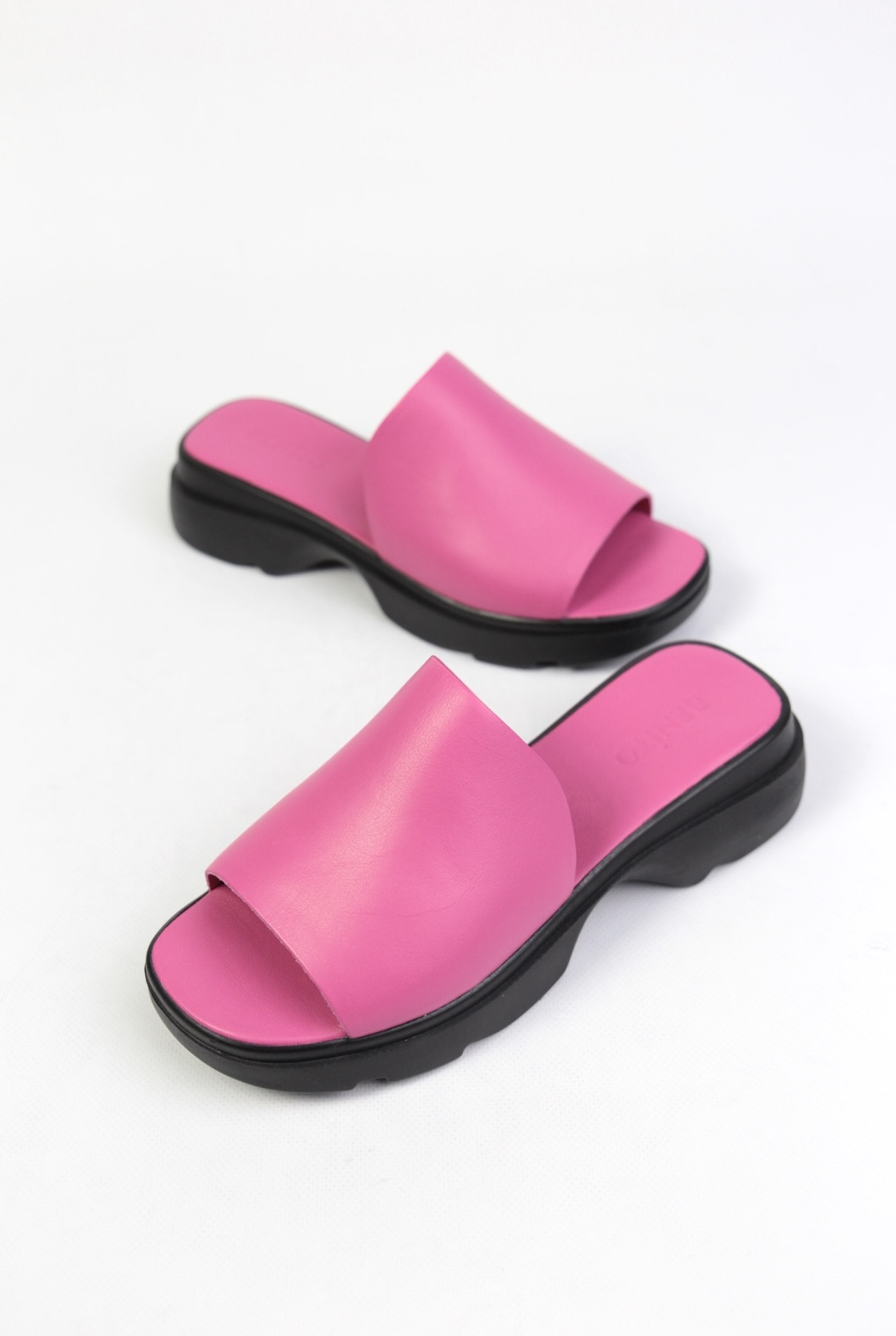 картинка Шлепанцы кожаные Benito от магазина Pratik