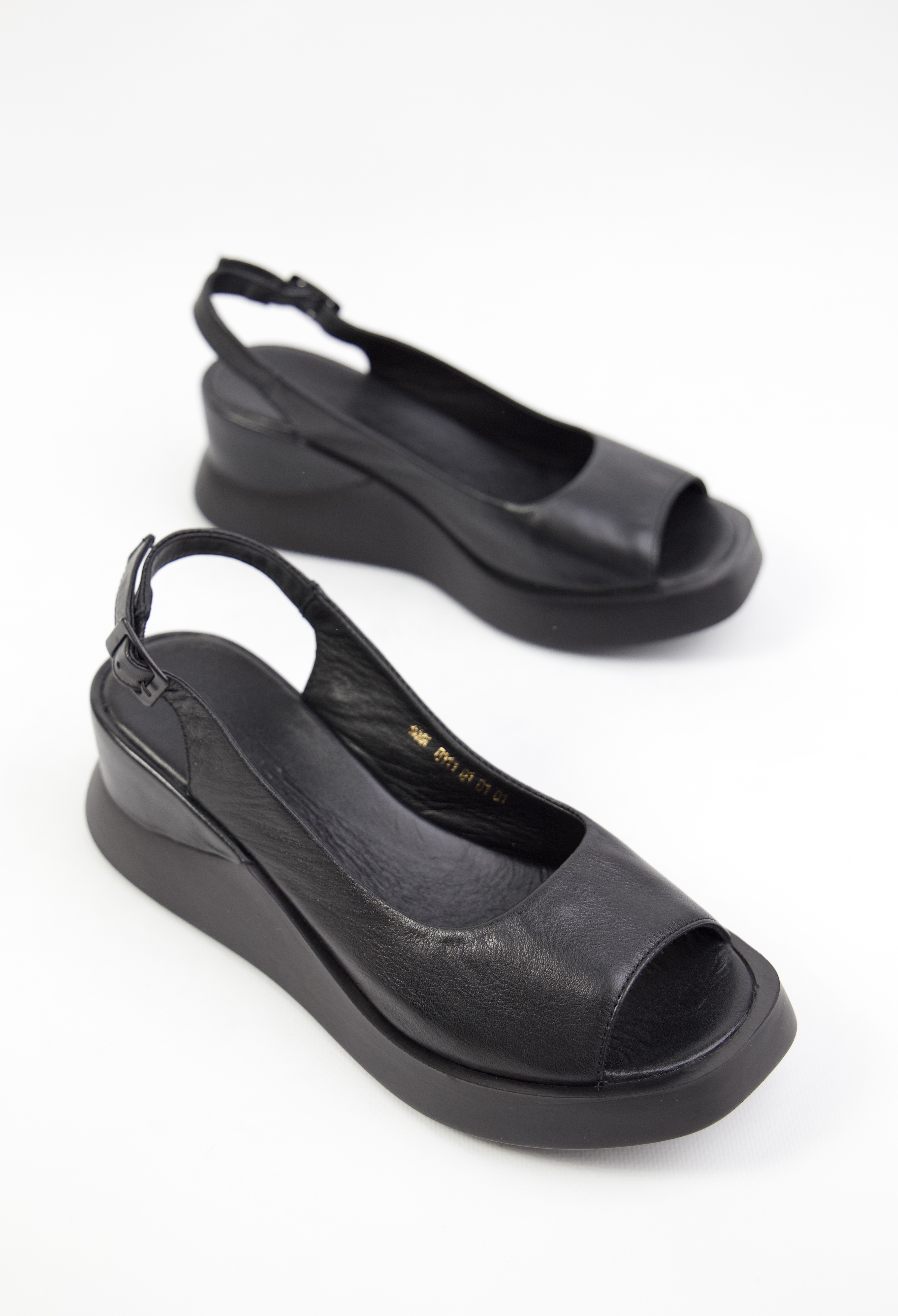 картинка Босоножки кожаные Benito от магазина Pratik