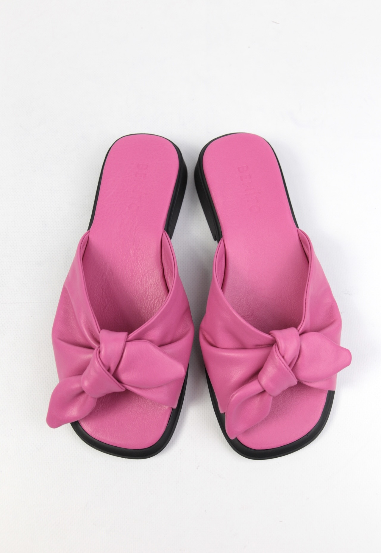 картинка Шлепанцы кожаные Benito от магазина Pratik