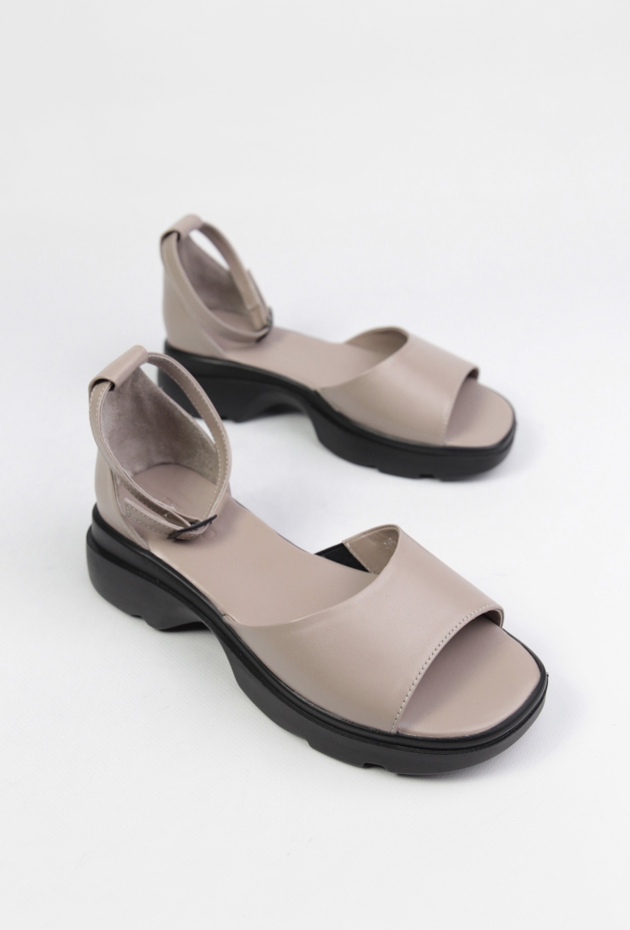 картинка Босоножки кожаные Benito от магазина Pratik