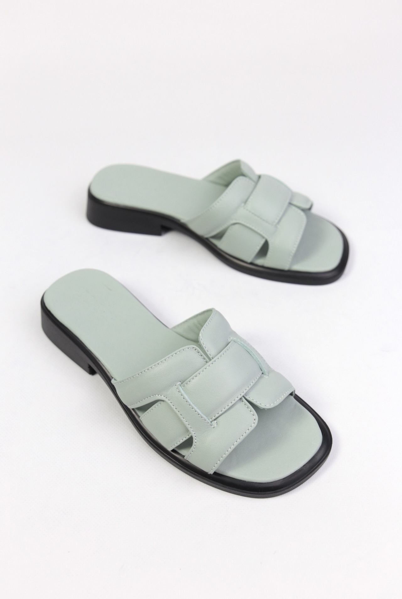 картинка Шлепанцы кожаные Benito от магазина Pratik