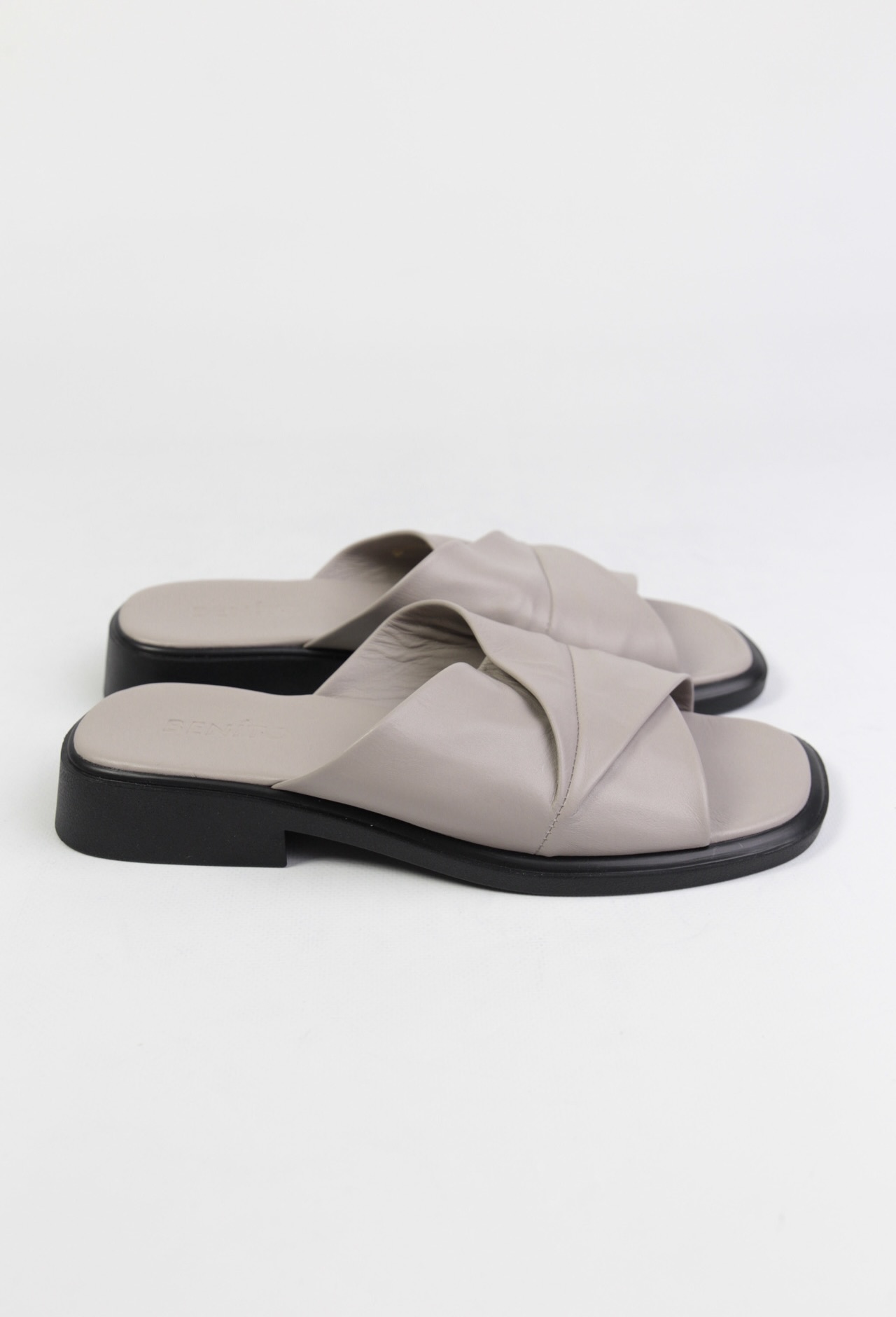 картинка Шлепанцы кожаные Benito от магазина Pratik