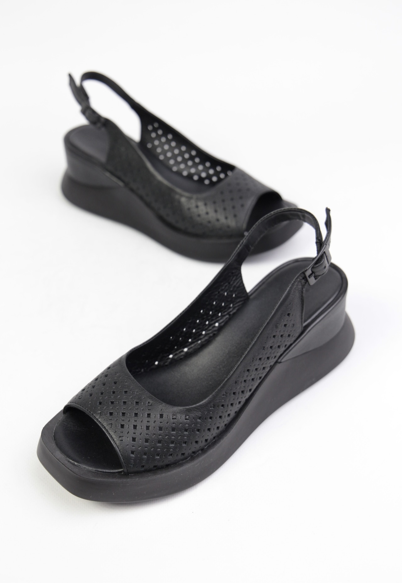 картинка Босоножки кожаные Benito от магазина Pratik