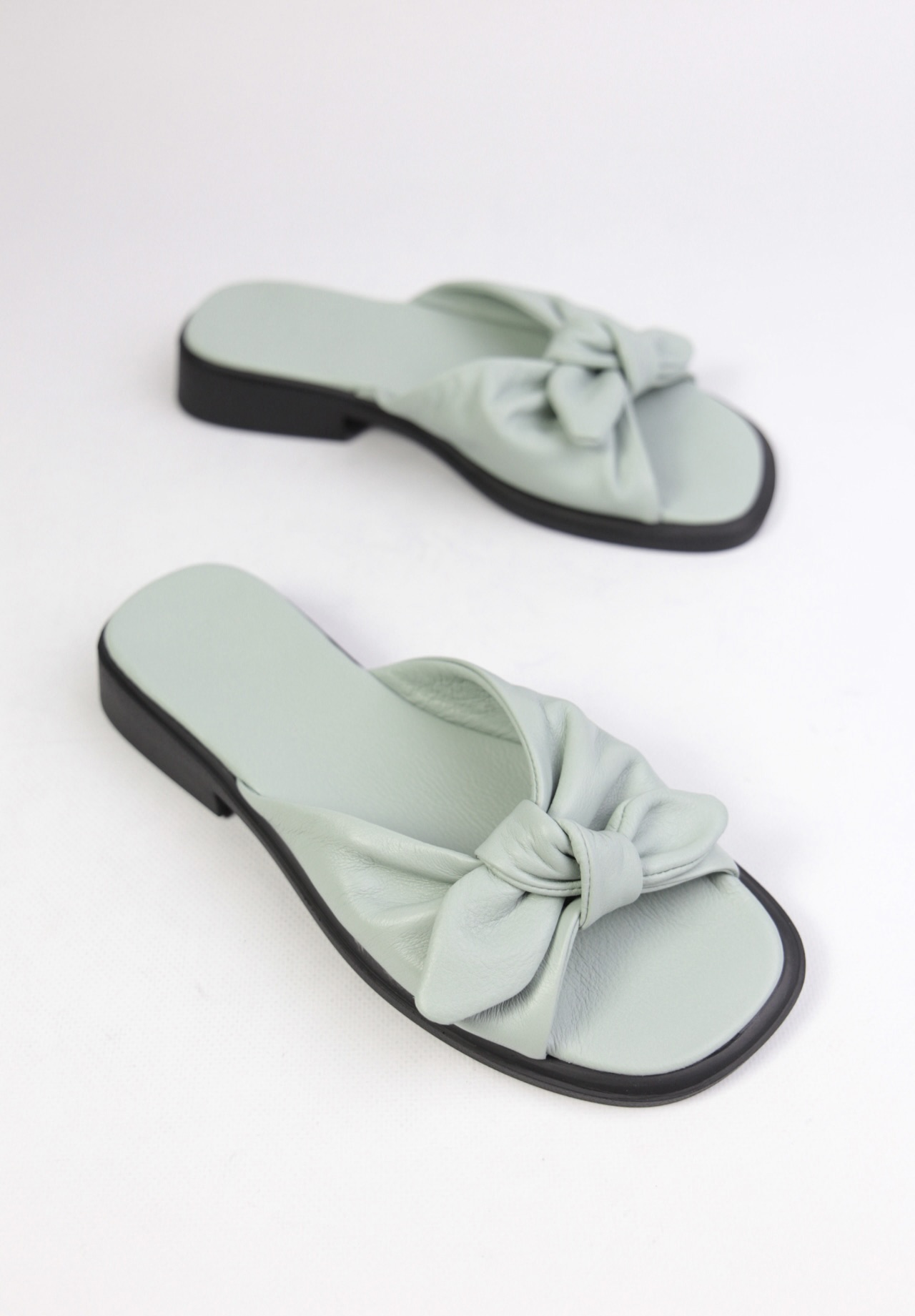 картинка Шлепанцы кожаные Benito от магазина Pratik