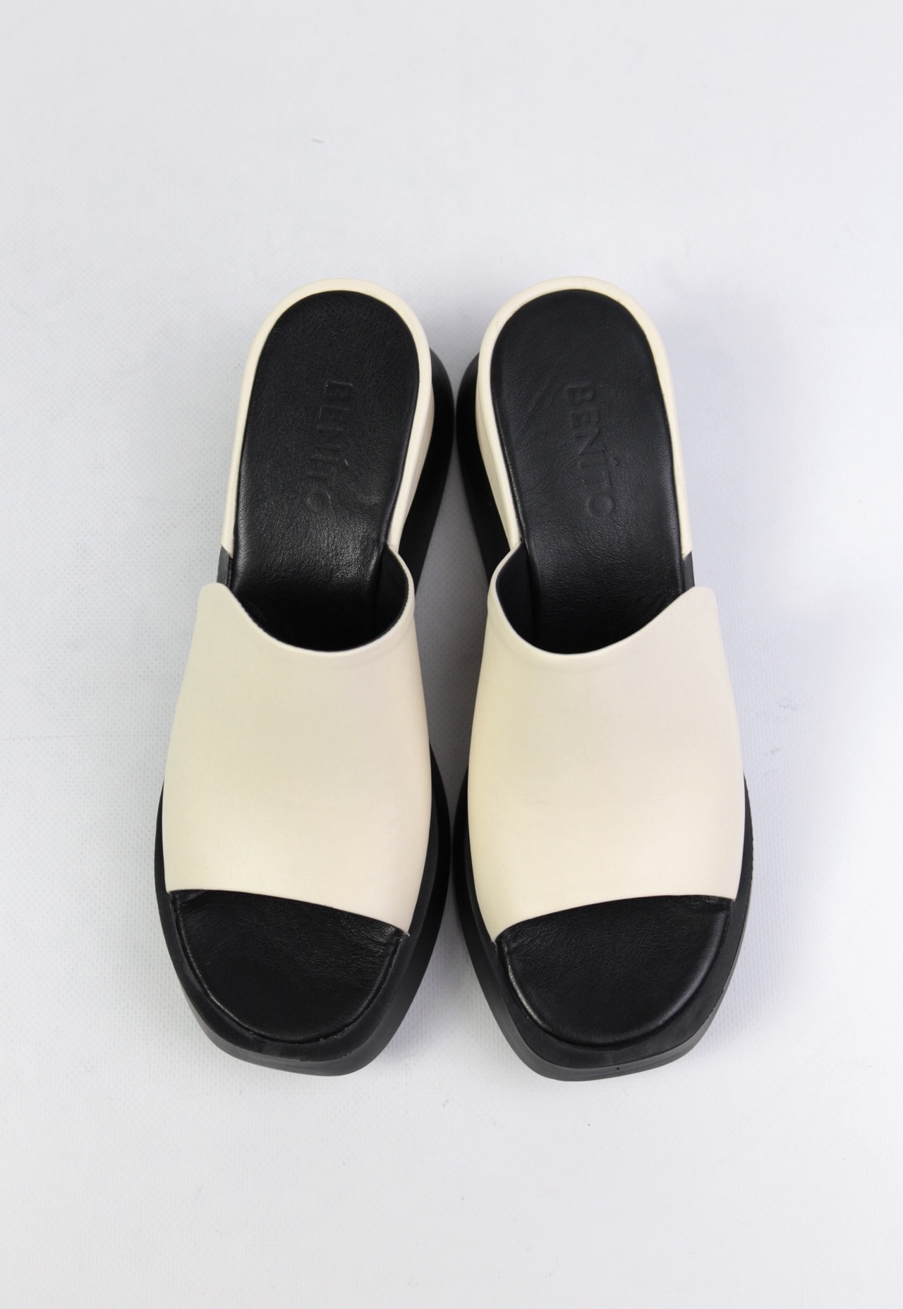 картинка Шлепанцы кожаные Benito от магазина Pratik