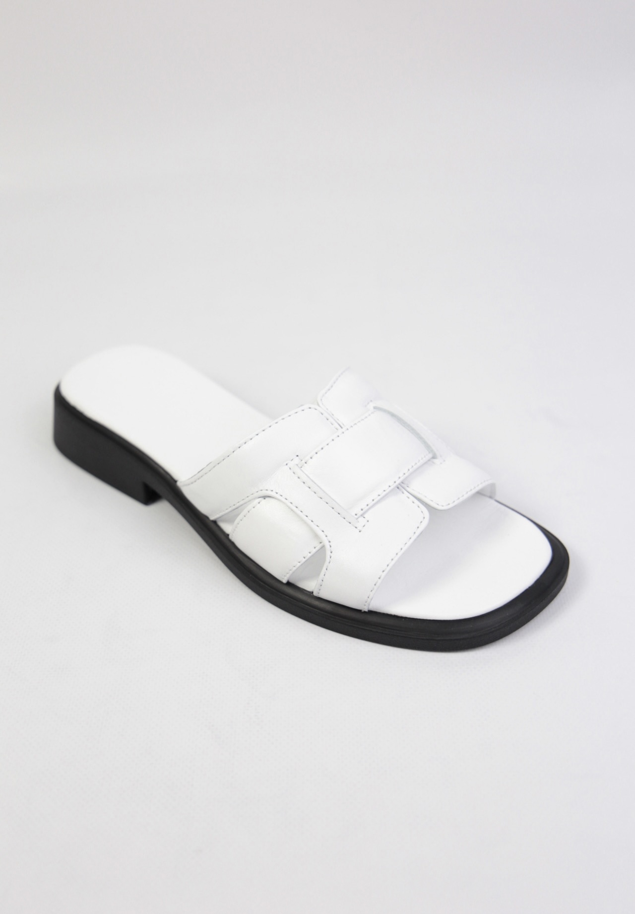 картинка Шлепанцы кожаные Benito от магазина Pratik