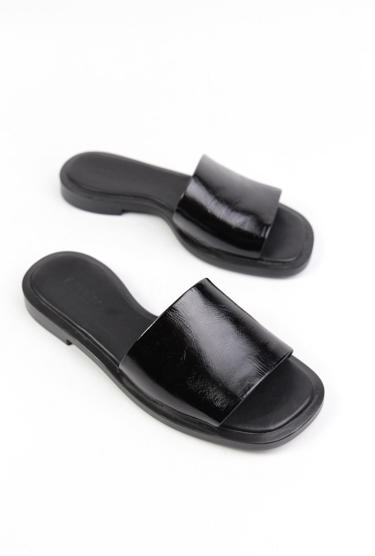 картинка Шлепанцы кожаные Benito от магазина Pratik