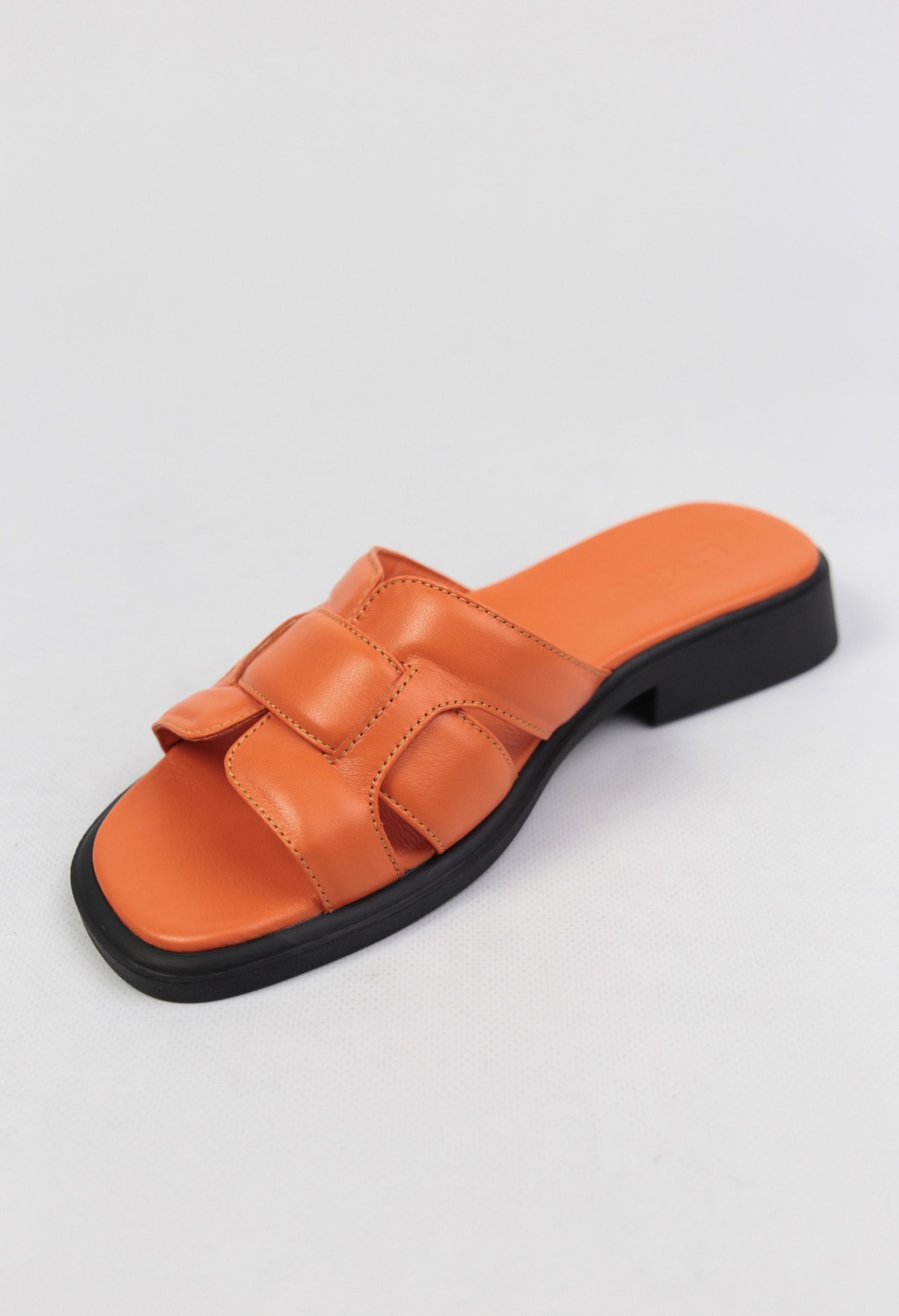 картинка Шлепанцы кожаные Benito от магазина Pratik