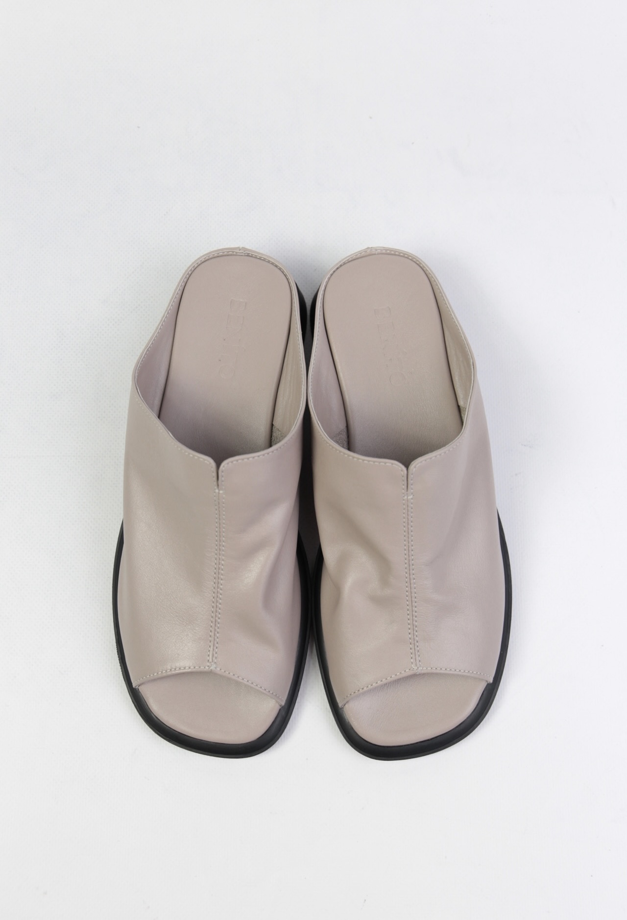 картинка Шлепанцы кожаные Benito от магазина Pratik