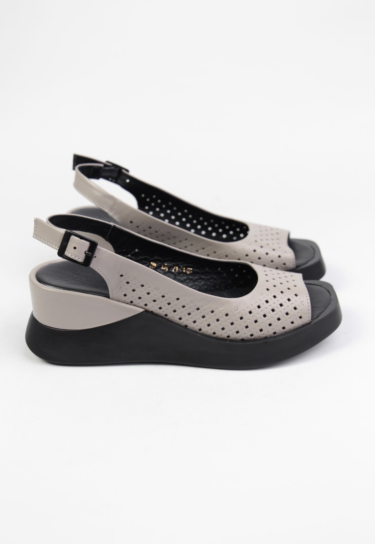 картинка Босоножки кожаные Benito от магазина Pratik