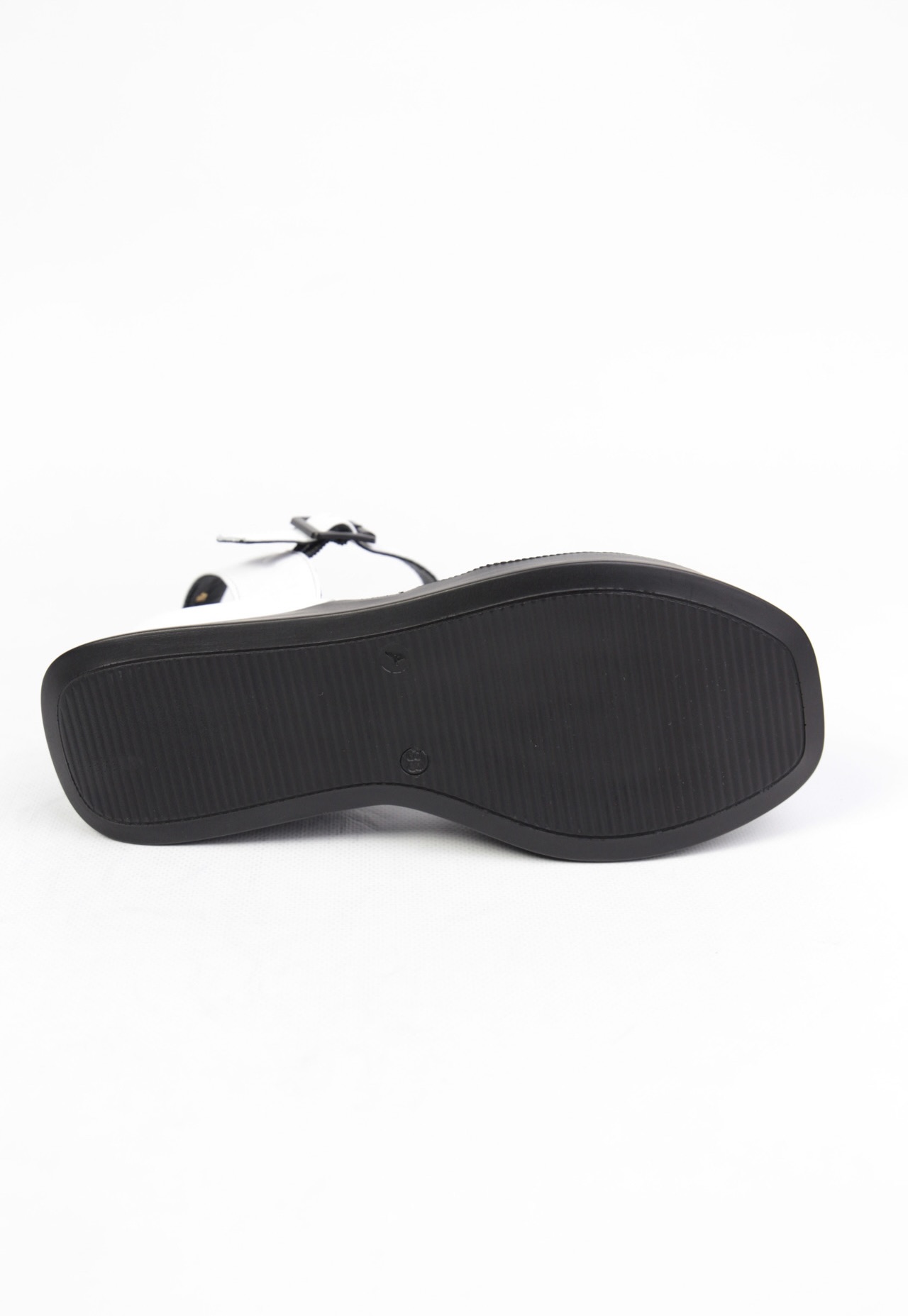 картинка Босоножки кожаные Benito от магазина Pratik