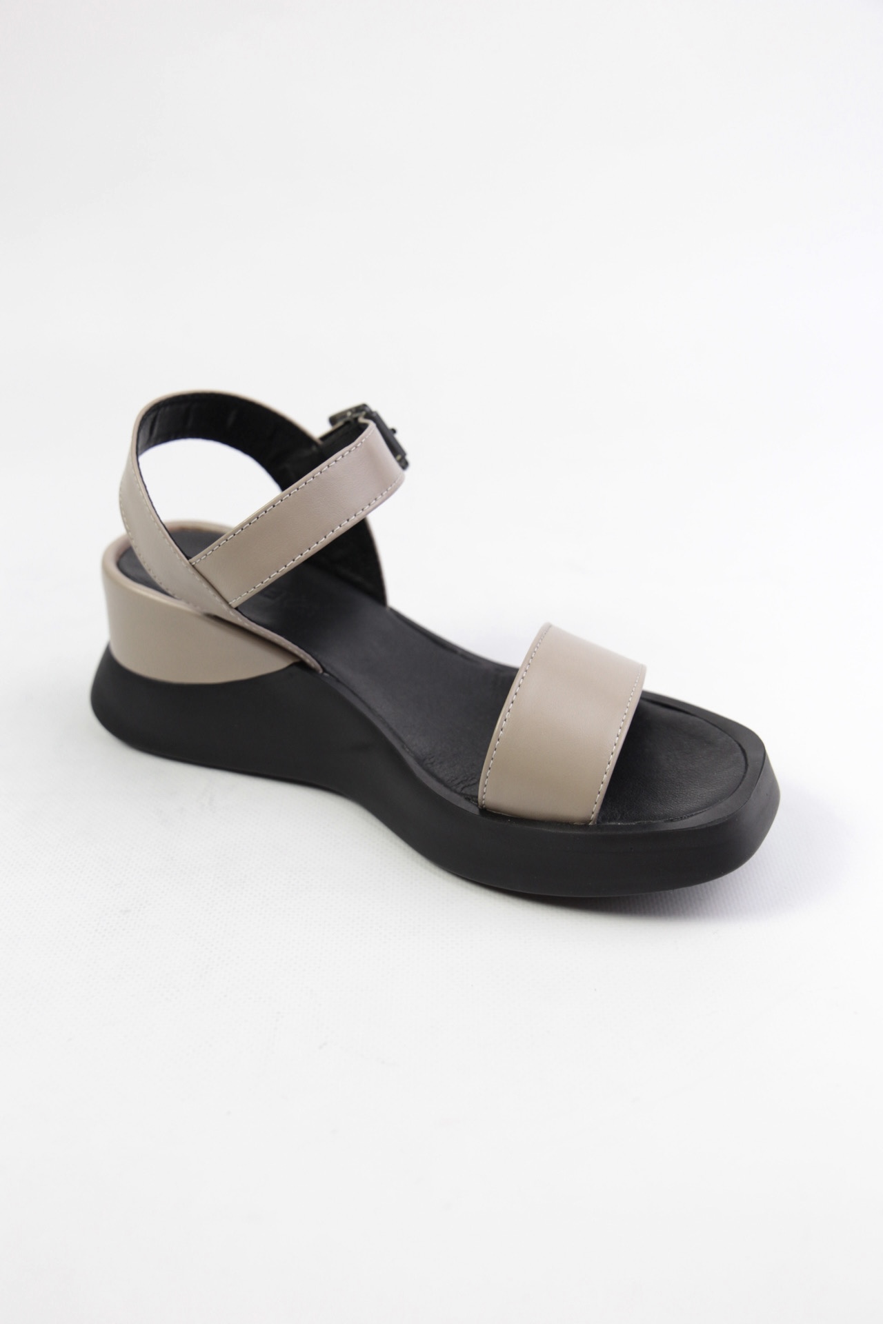 картинка Босоножки кожаные Benito от магазина Pratik