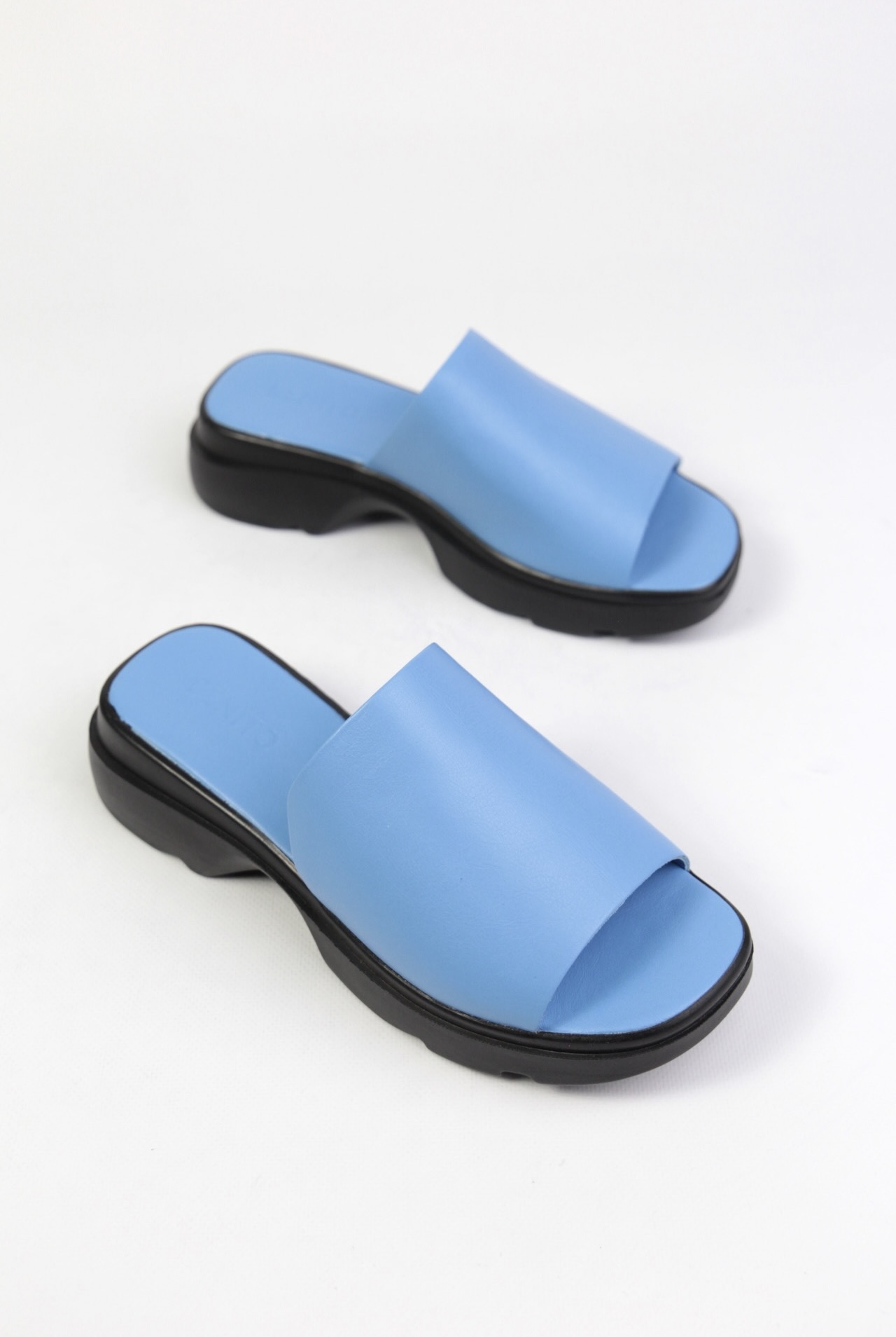 картинка Шлепанцы кожаные Benito от магазина Pratik